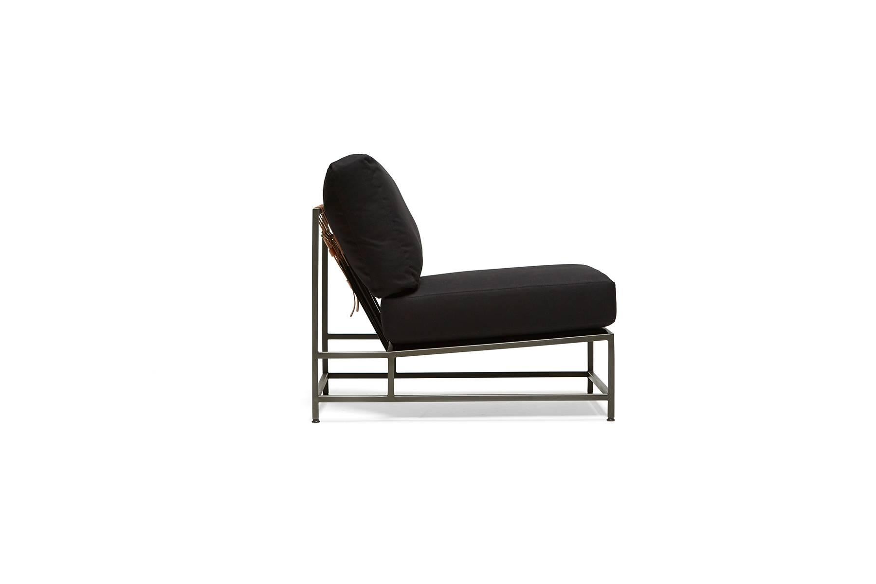 Dieser Stuhl hat weiche schwarze Canvas-Kissenbezüge, ein geschwärztes Stahlgestell mit schwarzem Baumwollgewebe und cognacfarbenen Ledergurten.

Dieser Artikel wird auf Bestellung in Los Angeles gefertigt.

Bitte senden Sie uns eine Nachricht