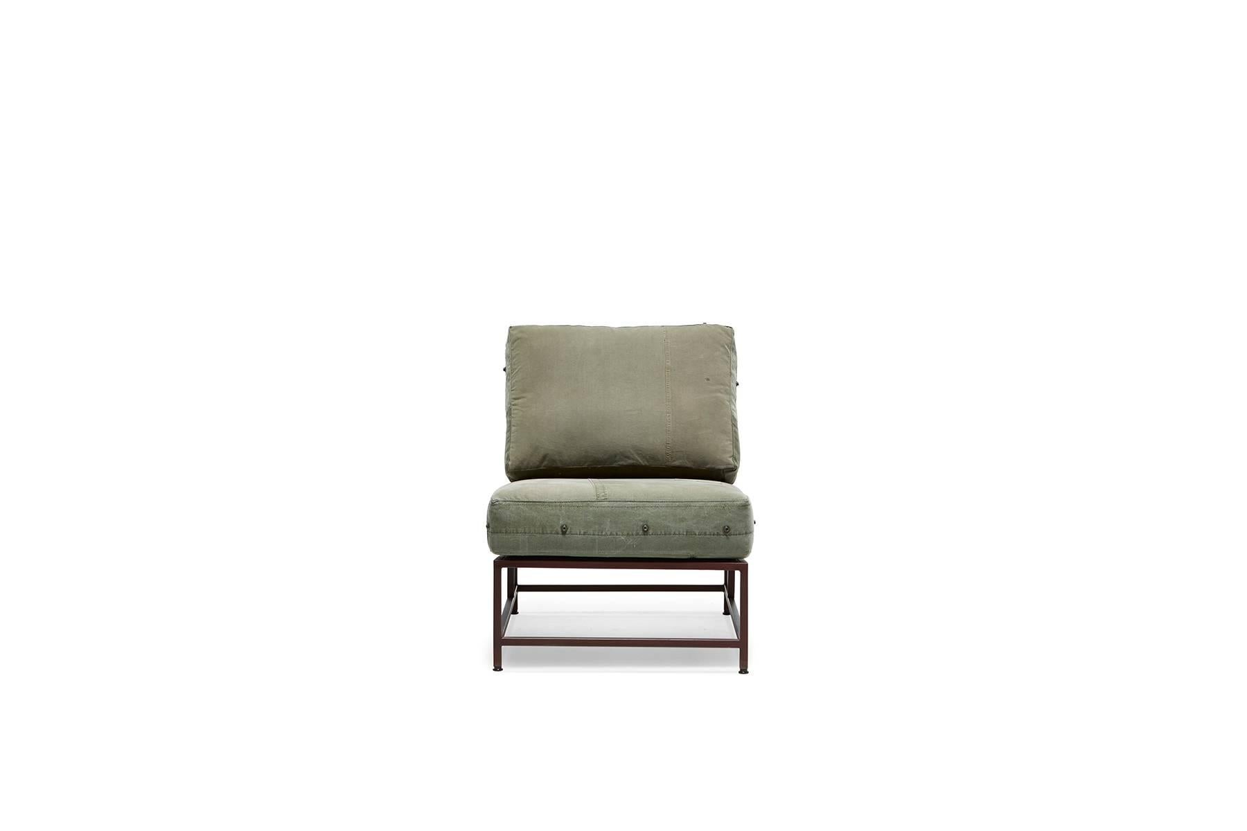Dies ist die ursprüngliche Version des Inheritance-Stuhls aus dem Jahr 2011. Inspiriert von der inhärenten Geschichte der alten US-Armee-Materialien, gepaart mit einem minimalen, reduzierten Designkonzept, ist dies die erste Möbelkollektion, die
