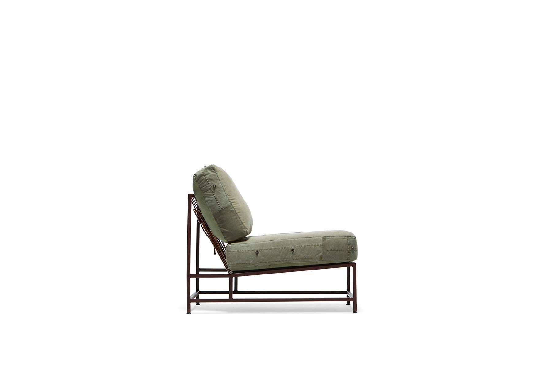 Moderne Vieille chaise militaire en toile et marbre rouille en vente