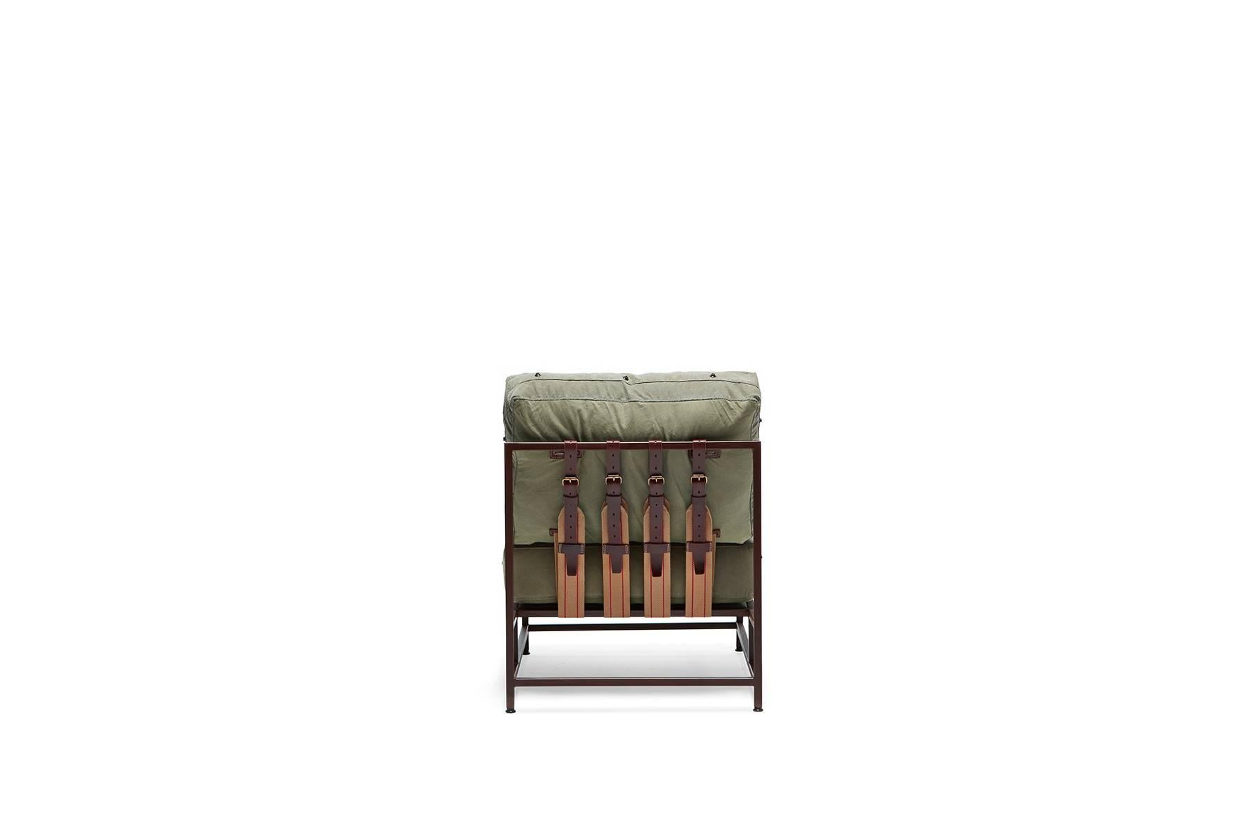 Stuhl aus militärischem Segeltuch und marmoriertem Rost (Metallarbeit) im Angebot