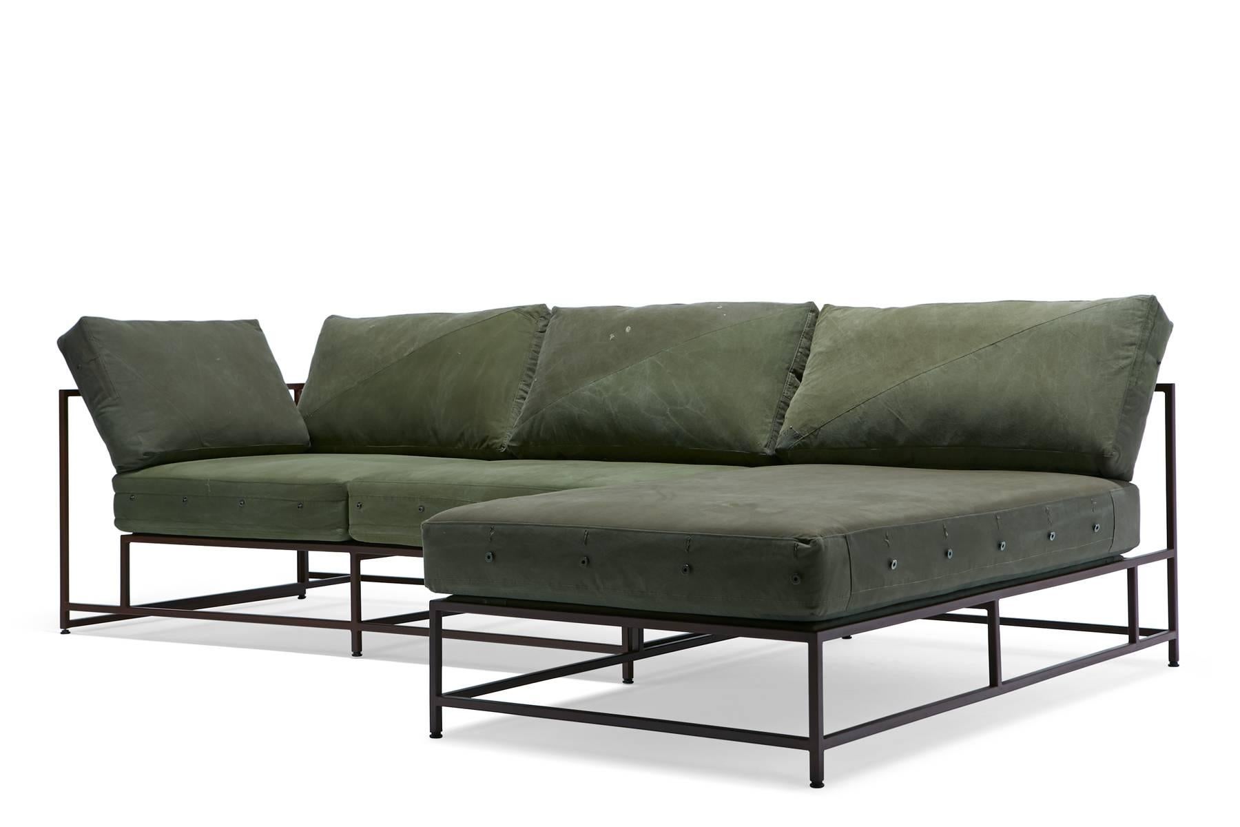 Moderne Chaise sectionnelle vintage militaire et marbrée rouille en vente