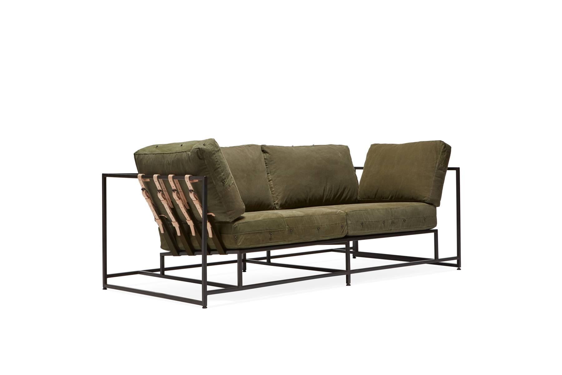 Das Inheritance Two Seat Sofa von Stephen Kenn ist ebenso bequem wie einzigartig. Das Design zeichnet sich durch eine exponierte Konstruktion aus, die aus drei Elementen besteht - einem Stahlrahmen, einer weichen Polsterung und stützenden Gurten.
