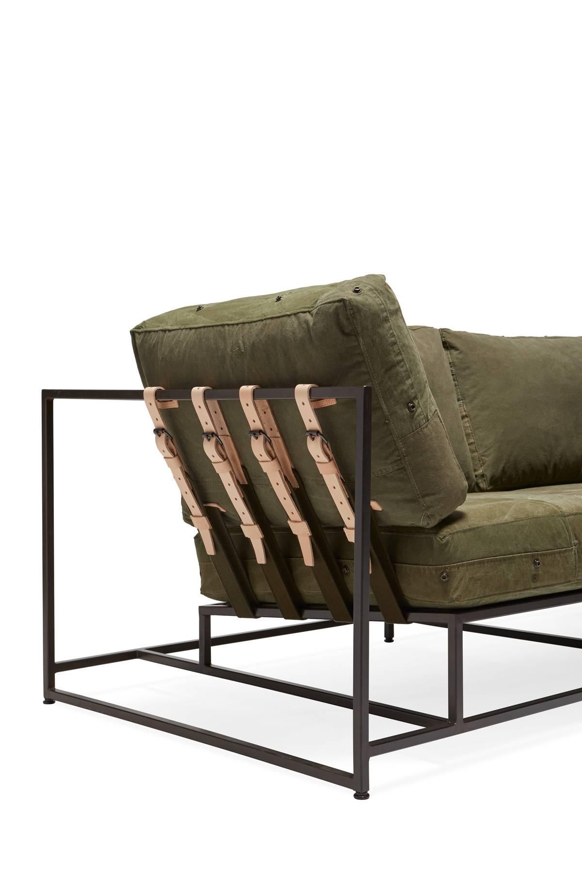 Vintage Military Canvas und geschwärztem Stahl zwei Sitz Sofa V1 (amerikanisch) im Angebot