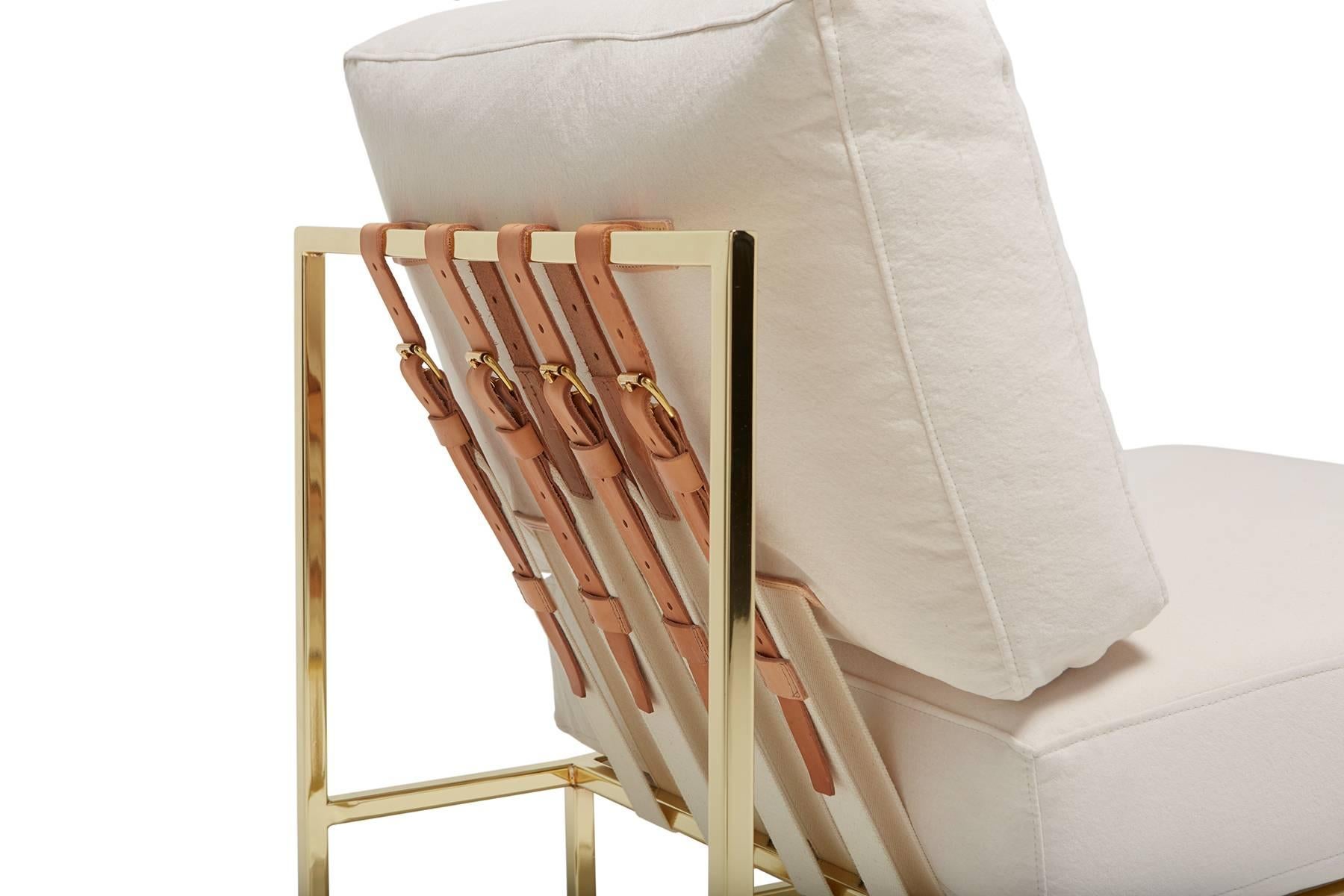 Stuhl aus natürlichem Segeltuch und poliertem Messing im Zustand „Neu“ im Angebot in Los Angeles, CA
