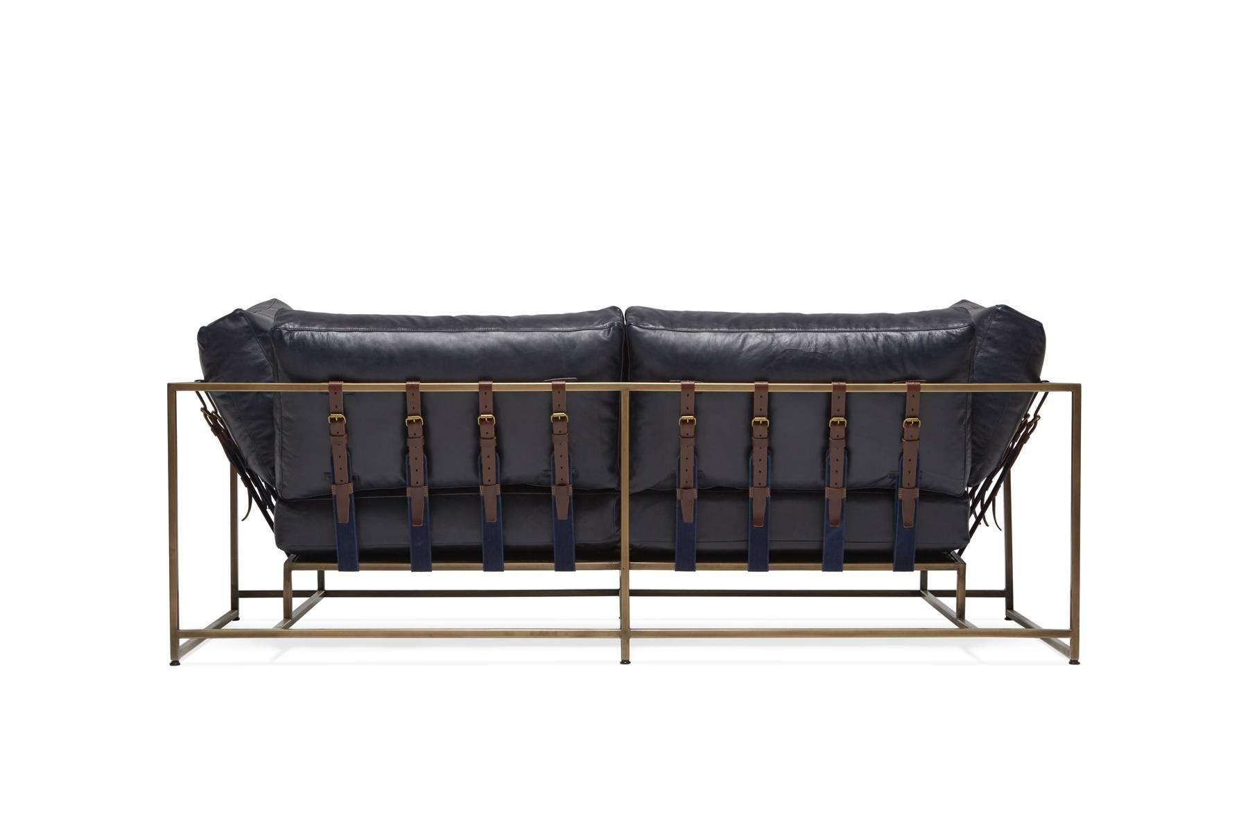 Zweisitziges Sofa in Indigo aus Leder und antikem Messing (Moderne) im Angebot