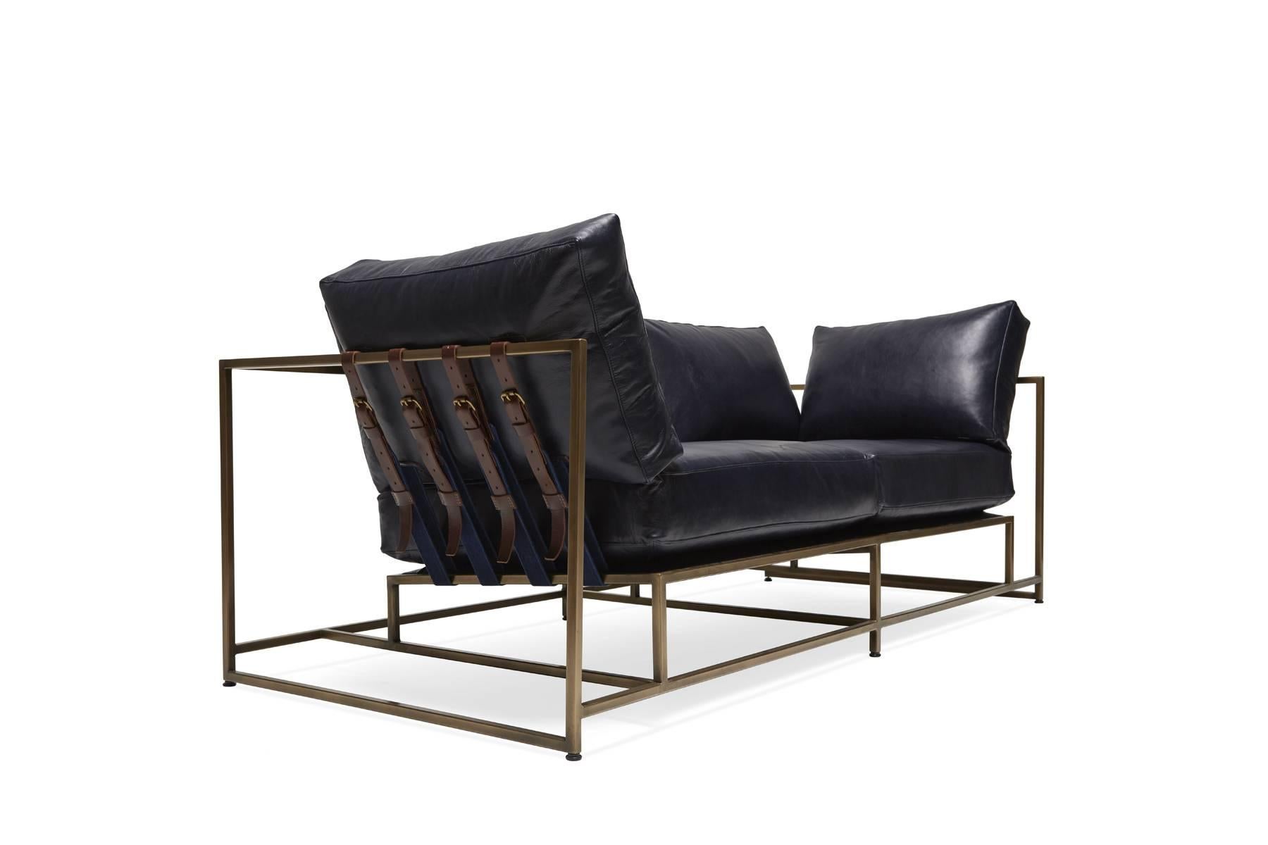 Zweisitziges Sofa in Indigo aus Leder und antikem Messing (amerikanisch) im Angebot