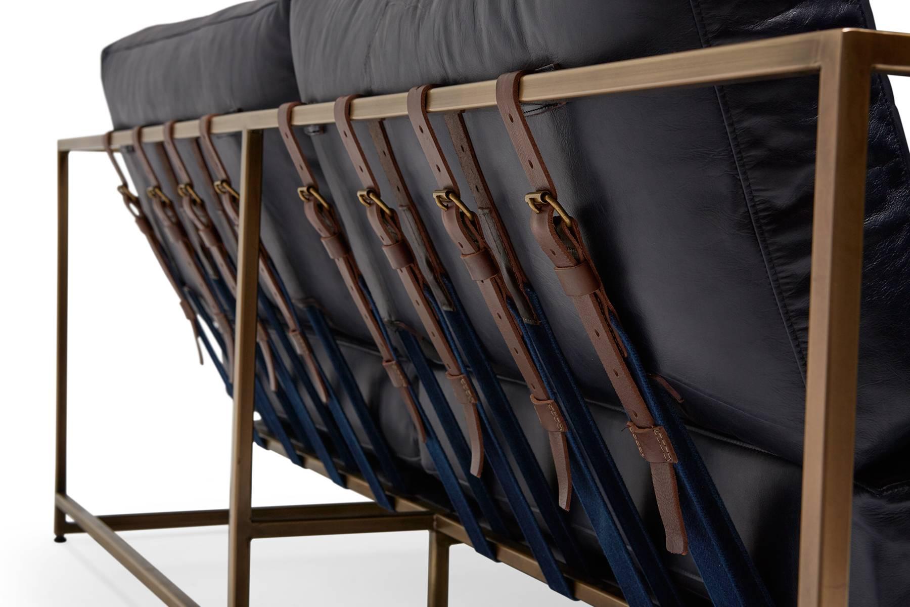 Zweisitziges Sofa in Indigo aus Leder und antikem Messing (Metallarbeit) im Angebot