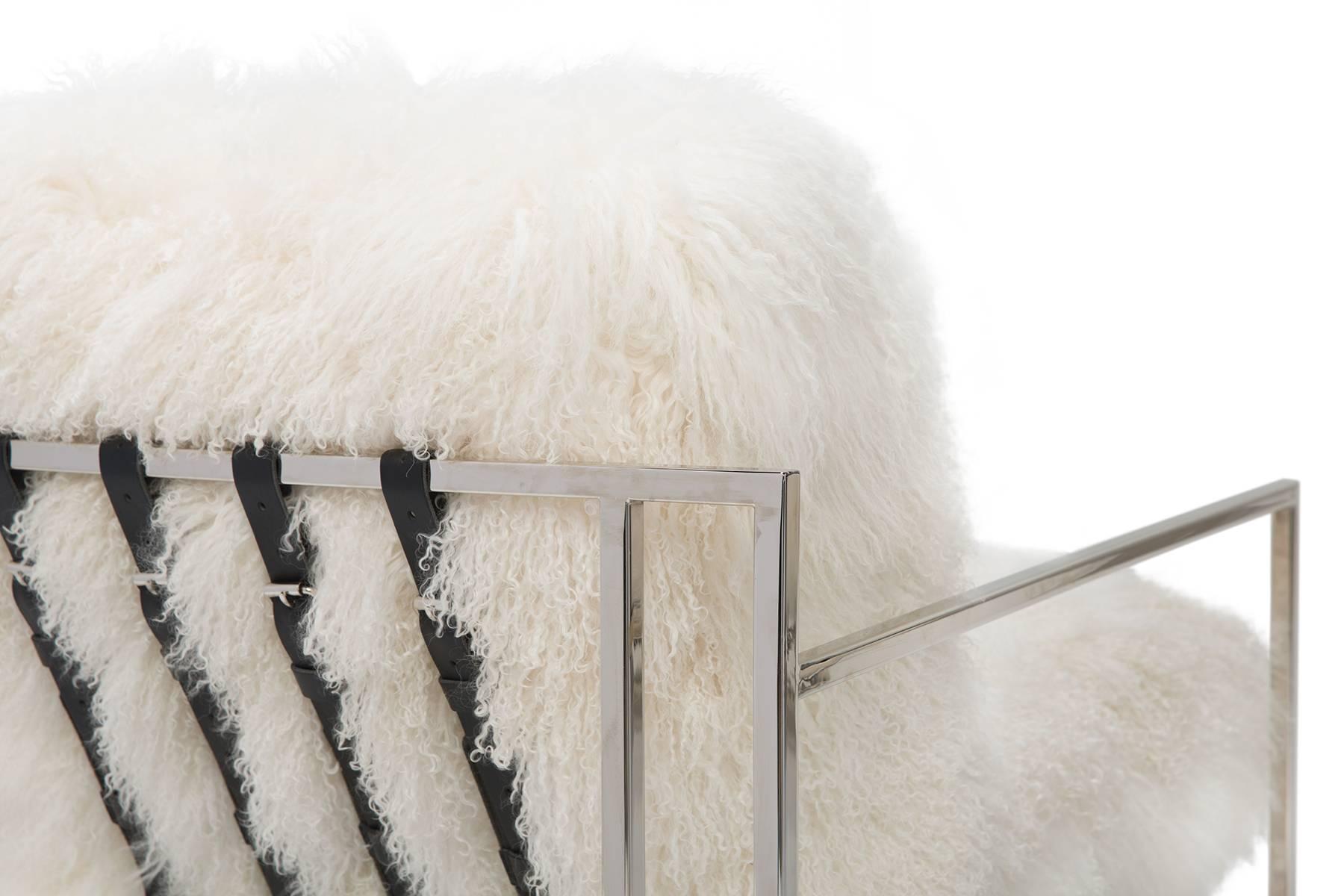 Weißer Sessel aus mongolischem Schafsfell und poliertem Nickel im Zustand „Neu“ im Angebot in Los Angeles, CA