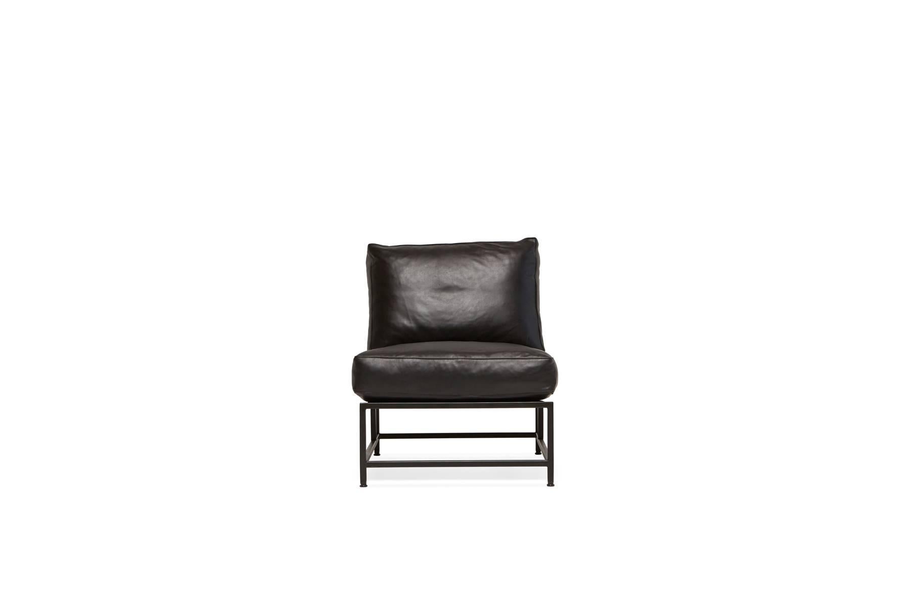 Dieser Stuhl aus unserer neuen Lederkollektion hat einen Rahmen aus geschwärztem Stahl, schwarze Gurtbänder und cognacfarbene Ledergurte sowie eine Polsterung aus weichem, schwarzem, pflanzlich gegerbtem Leder.

Dieser Artikel wird auf Bestellung