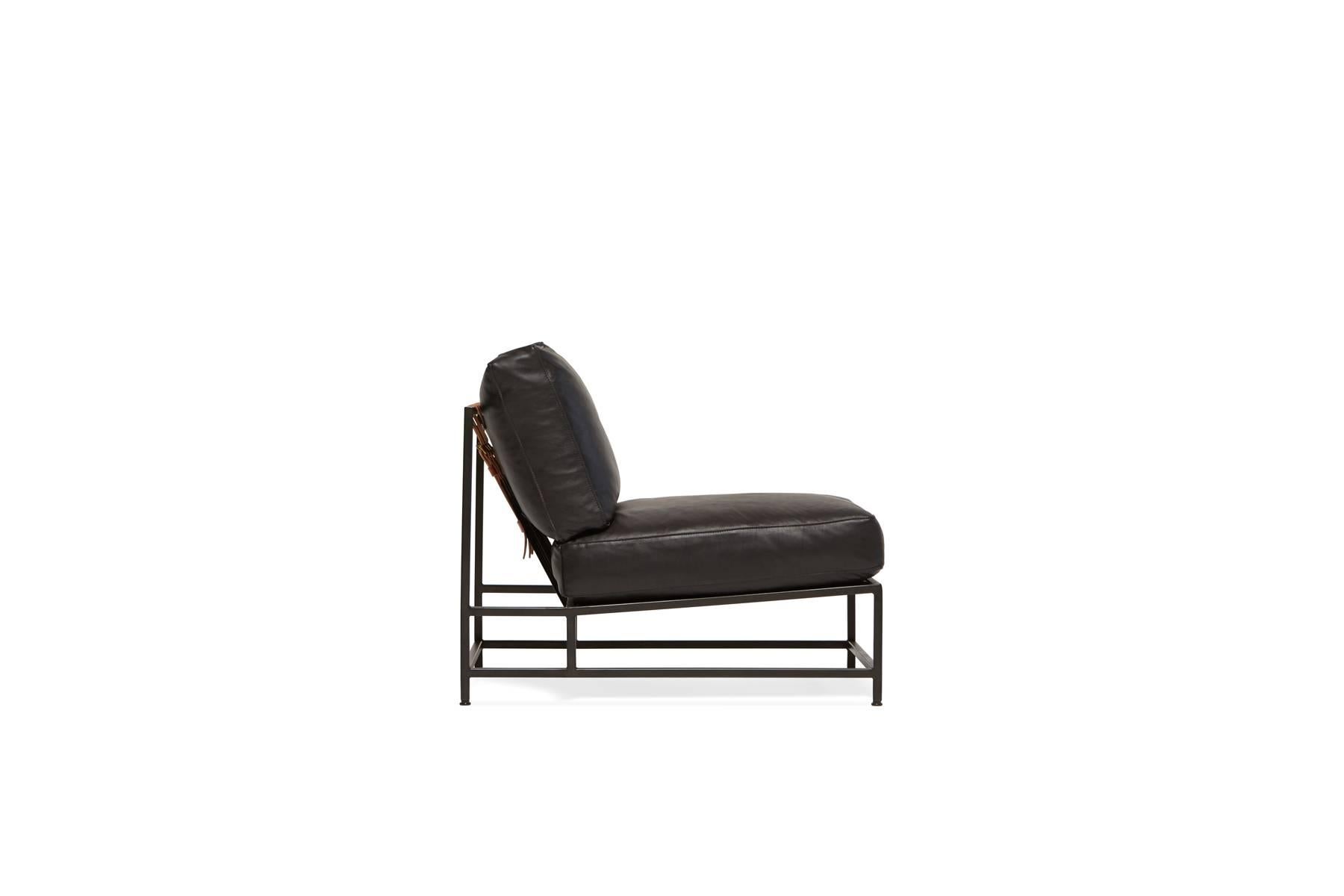 Sessel aus schwarzem Leder und geschwärztem Stahl im Obsidian-Stil (Moderne) im Angebot