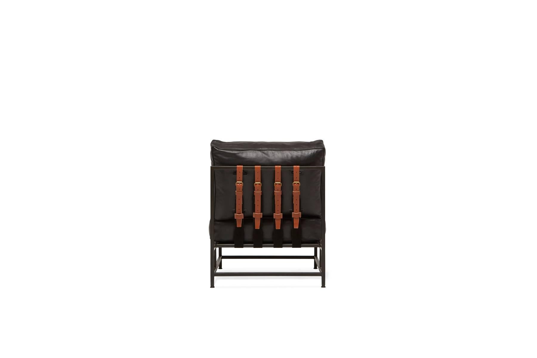 Sessel aus schwarzem Leder und geschwärztem Stahl im Obsidian-Stil (amerikanisch) im Angebot
