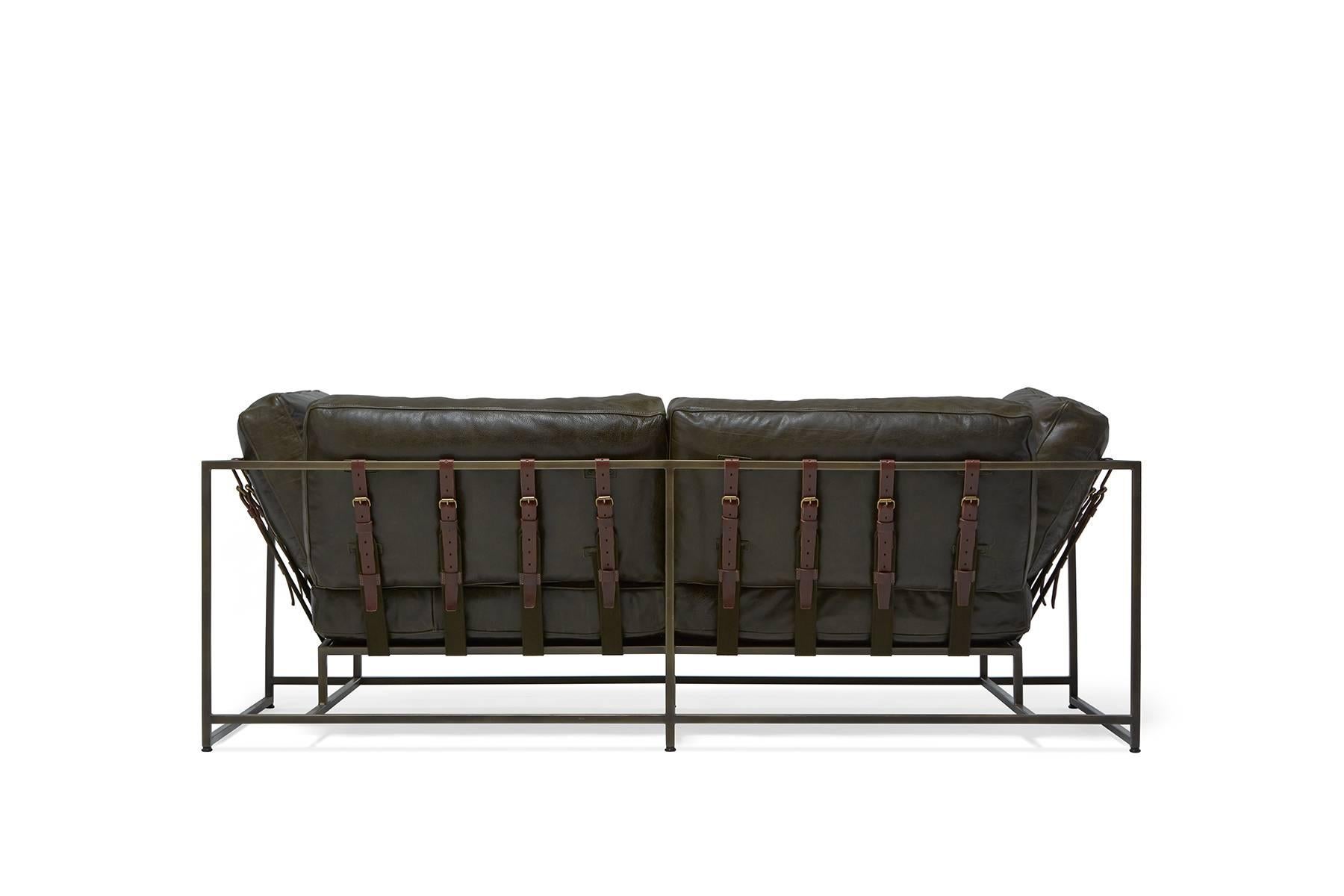 Zweisitziges Sofa aus dunkelgrünem Leder und antikem Messing (Moderne) im Angebot