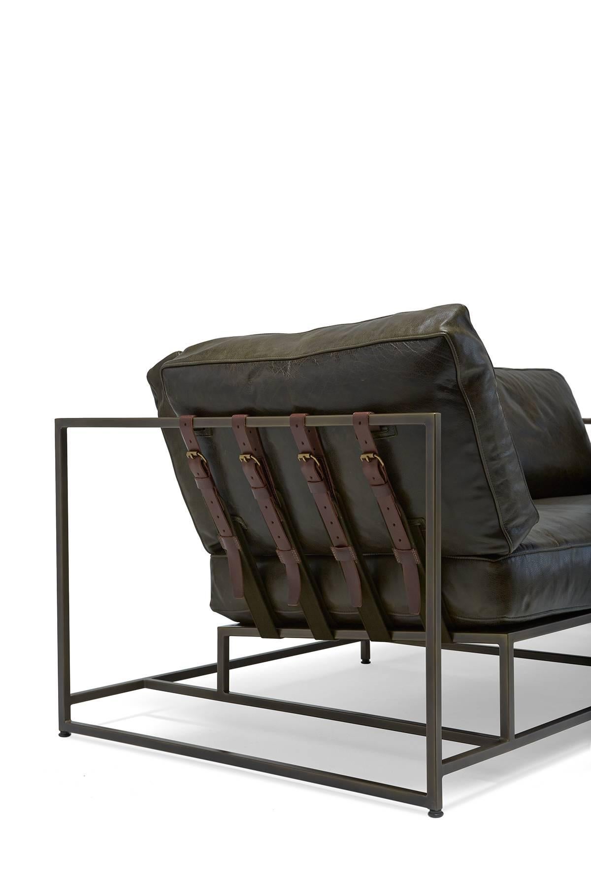 Zweisitziges Sofa aus dunkelgrünem Leder und antikem Messing (amerikanisch) im Angebot