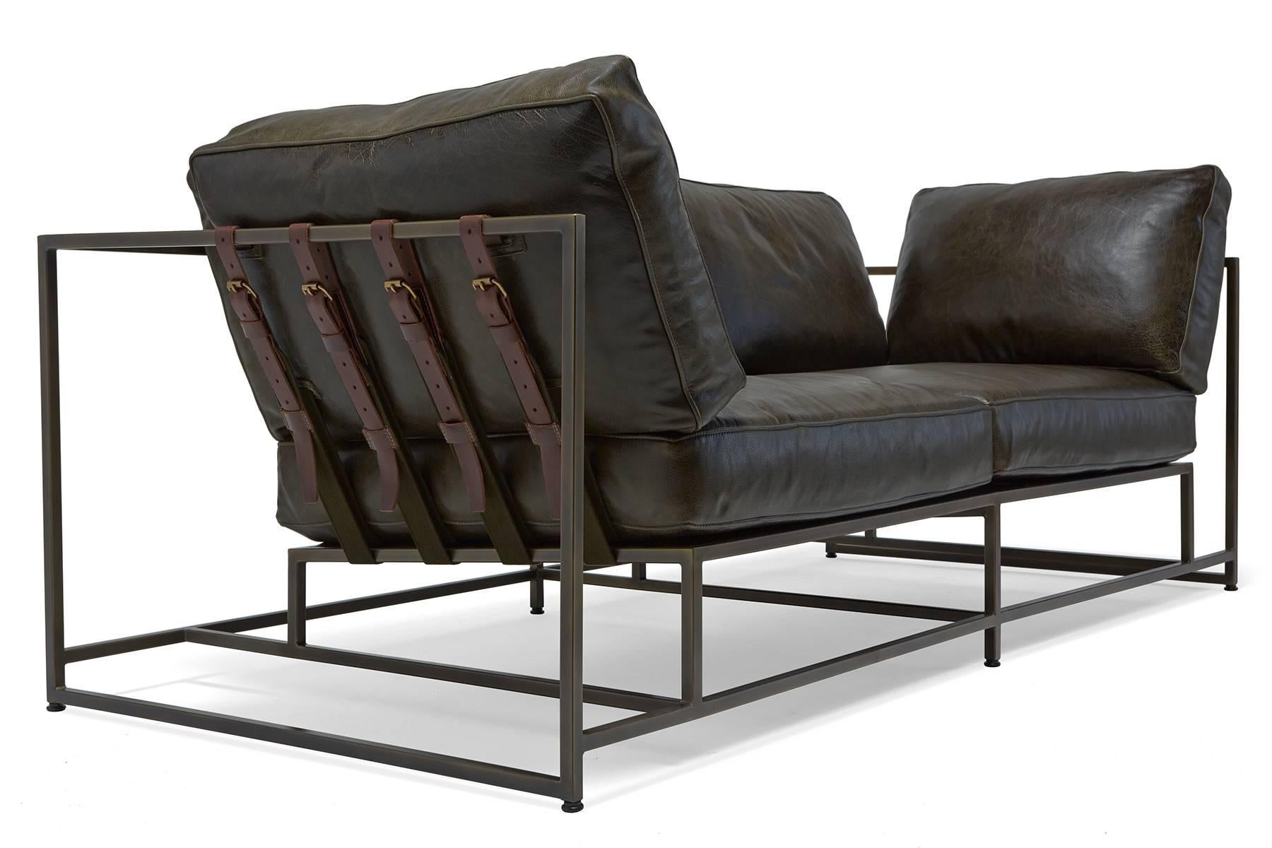 Zweisitziges Sofa aus dunkelgrünem Leder und antikem Messing (Metallarbeit) im Angebot