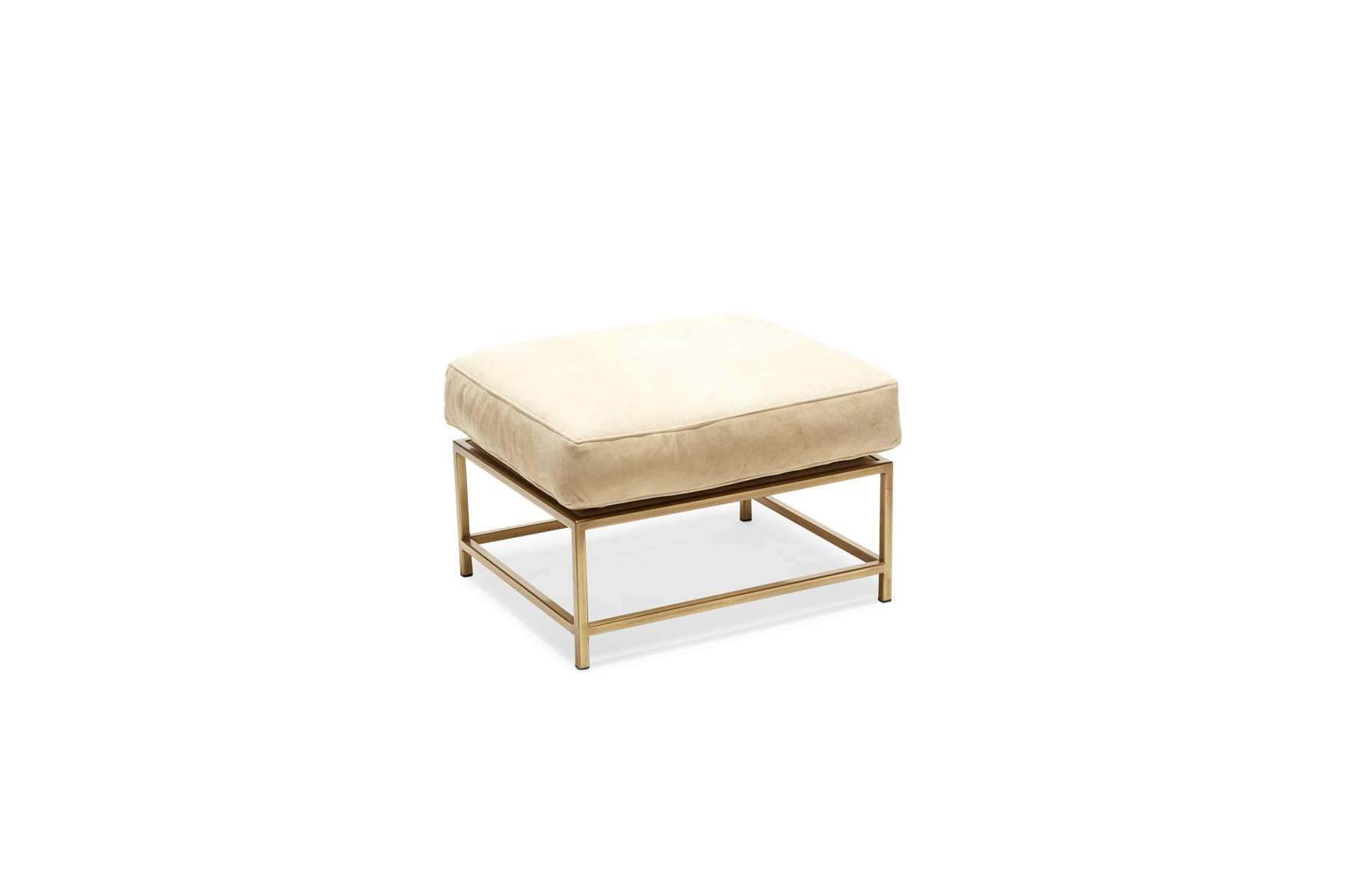 Moderno Pouf in pelle nabuk e ottone antico in vendita