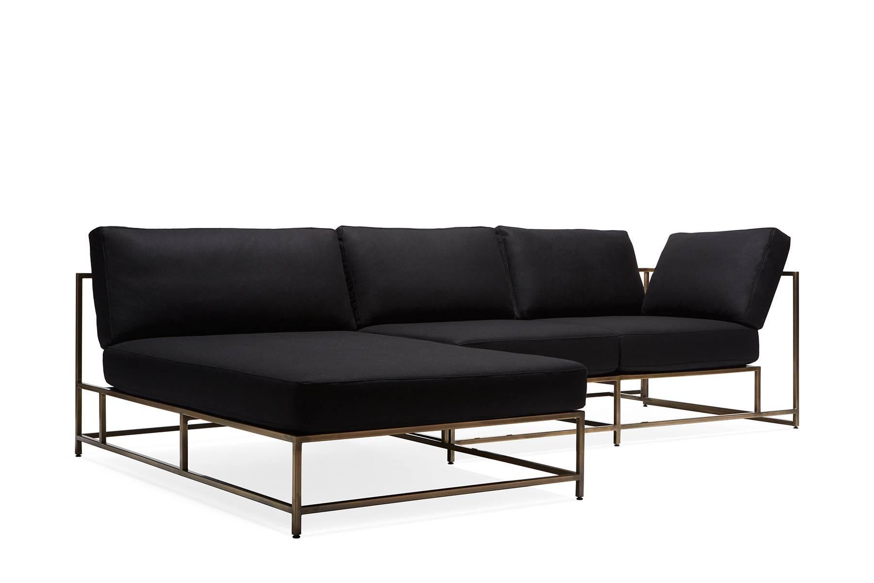 Moderno Chaise Sectional in lana nera e ottone antico in vendita