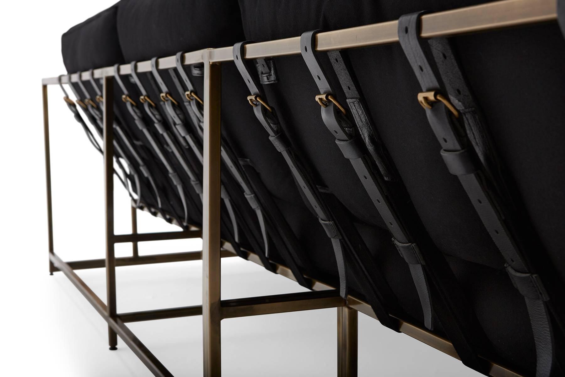 XXI secolo e contemporaneo Chaise Sectional in lana nera e ottone antico in vendita