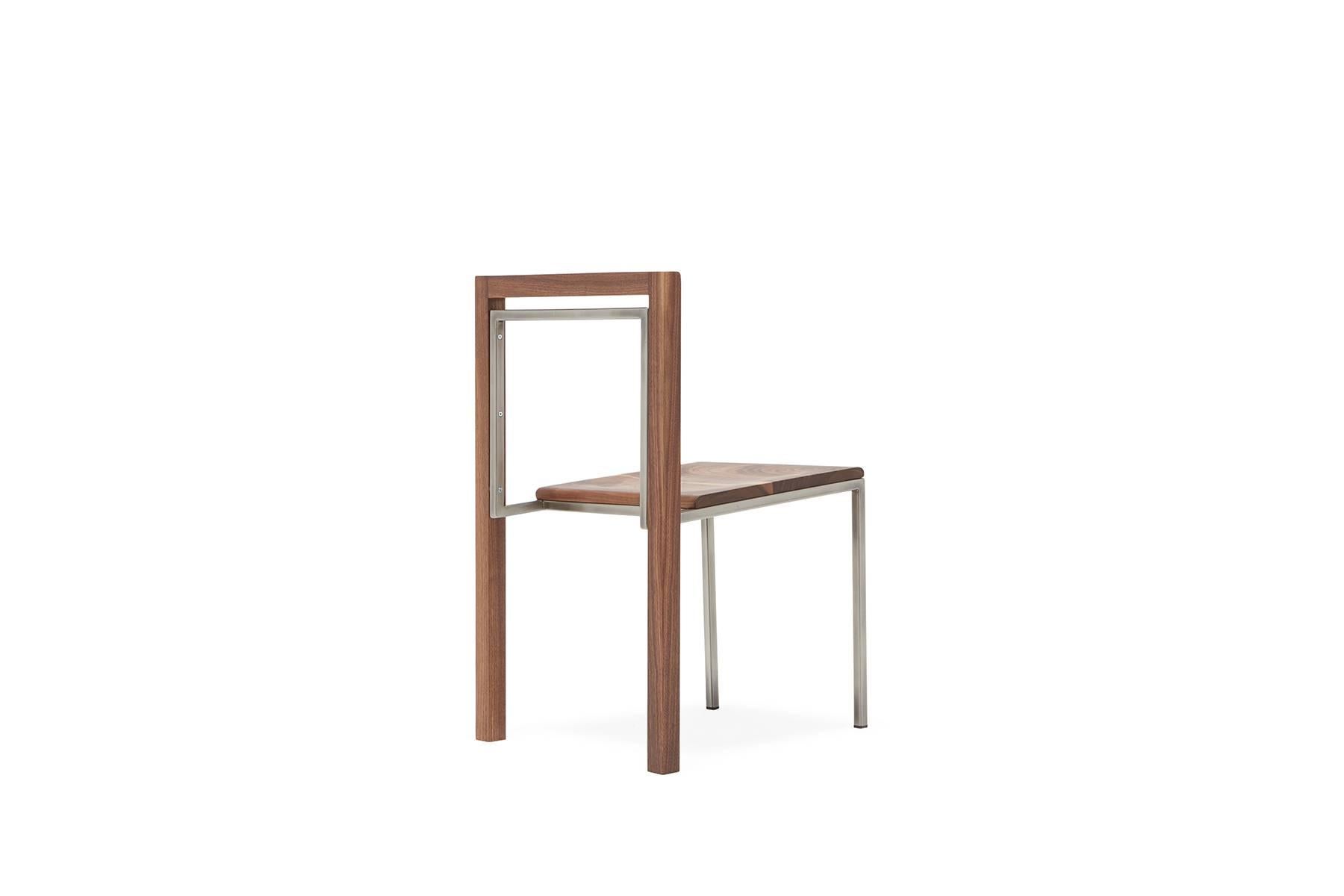 Silla de comedor de nogal y níquel antiguo Metalistería en venta