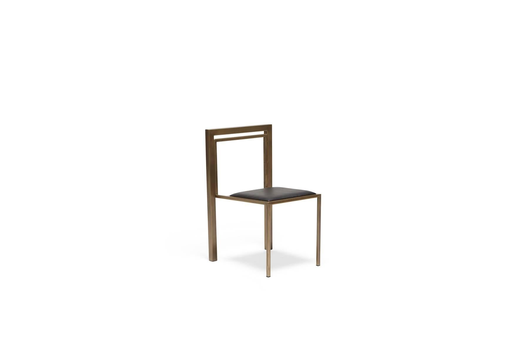 Silla de Comedor de Cuero Negro y Latón Antiguo Moderno en venta