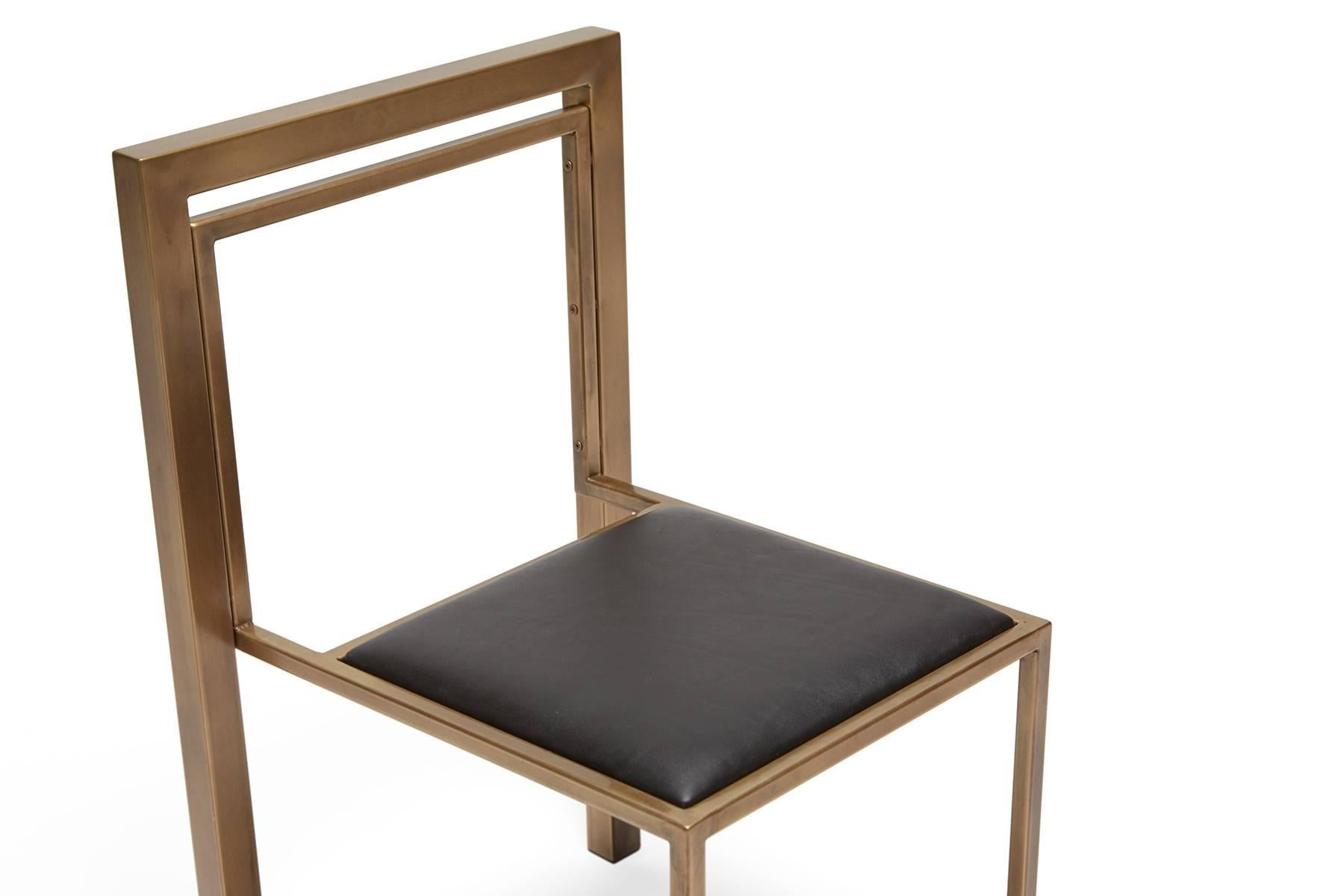 Silla de Comedor de Cuero Negro y Latón Antiguo Siglo XXI y contemporáneo en venta
