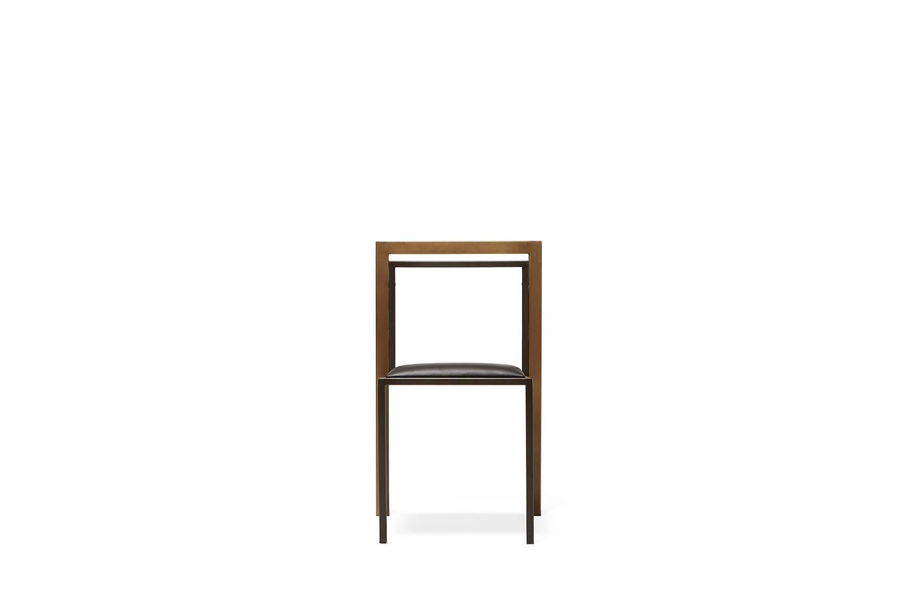 Ein Stahl- und Lederstuhl mit bequemem Sitz, der bei Bedarf platzsparend gestapelt werden kann. Diese Version hat ein Gestell aus geschwärztem Stahl, eine Rückenlehne aus Messing und einen gepolsterten Sitz aus schwarzem Leder. Zu dieser Kollektion
