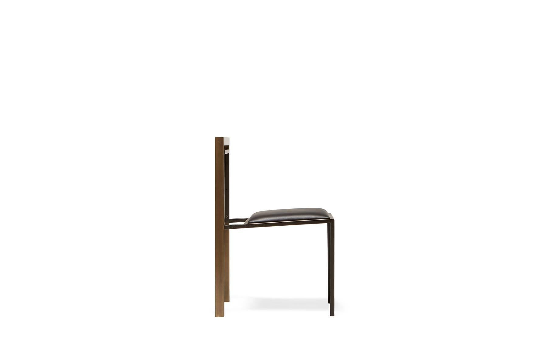 Moderne Chaise de salle à manger en cuir noir et laiton antique avec cadre en acier noirci en vente