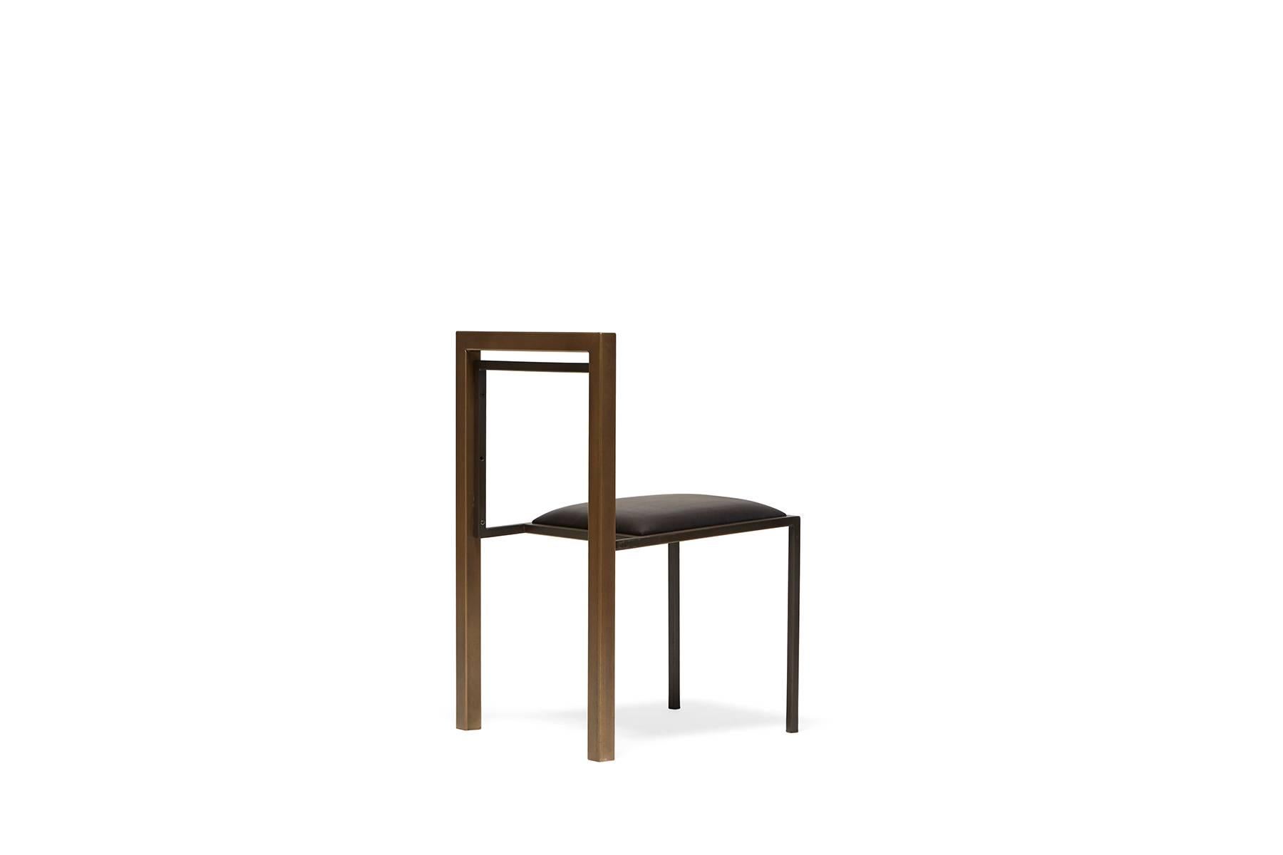 Noirci Chaise de salle à manger en cuir noir et laiton antique avec cadre en acier noirci en vente