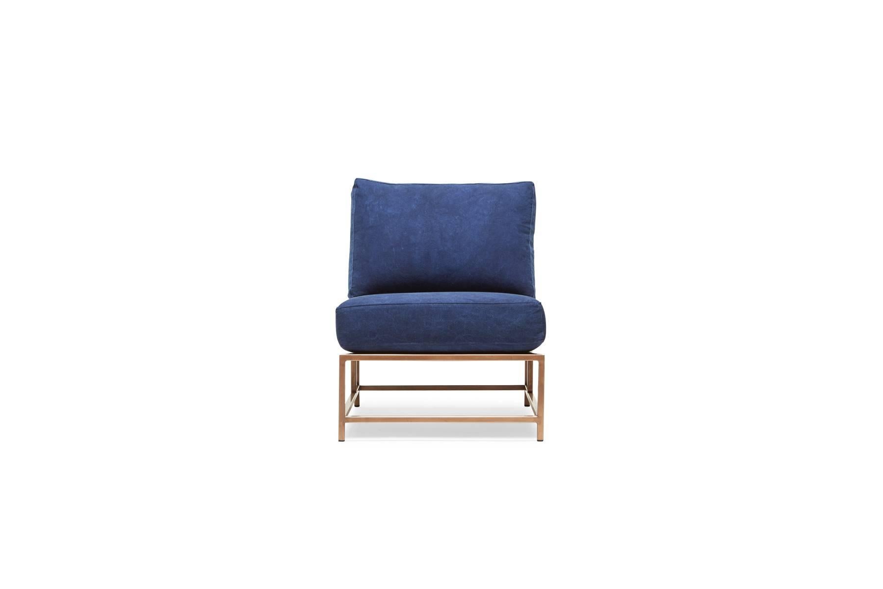 Élégante et raffinée, la chaise Inheritance s'intègre parfaitement dans presque tous les espaces. 

Inspirée d'un jean usé et créée en collaboration avec l'équipe de Simon Miller, aux États-Unis, notre toile de coton indigo est teinte à la main