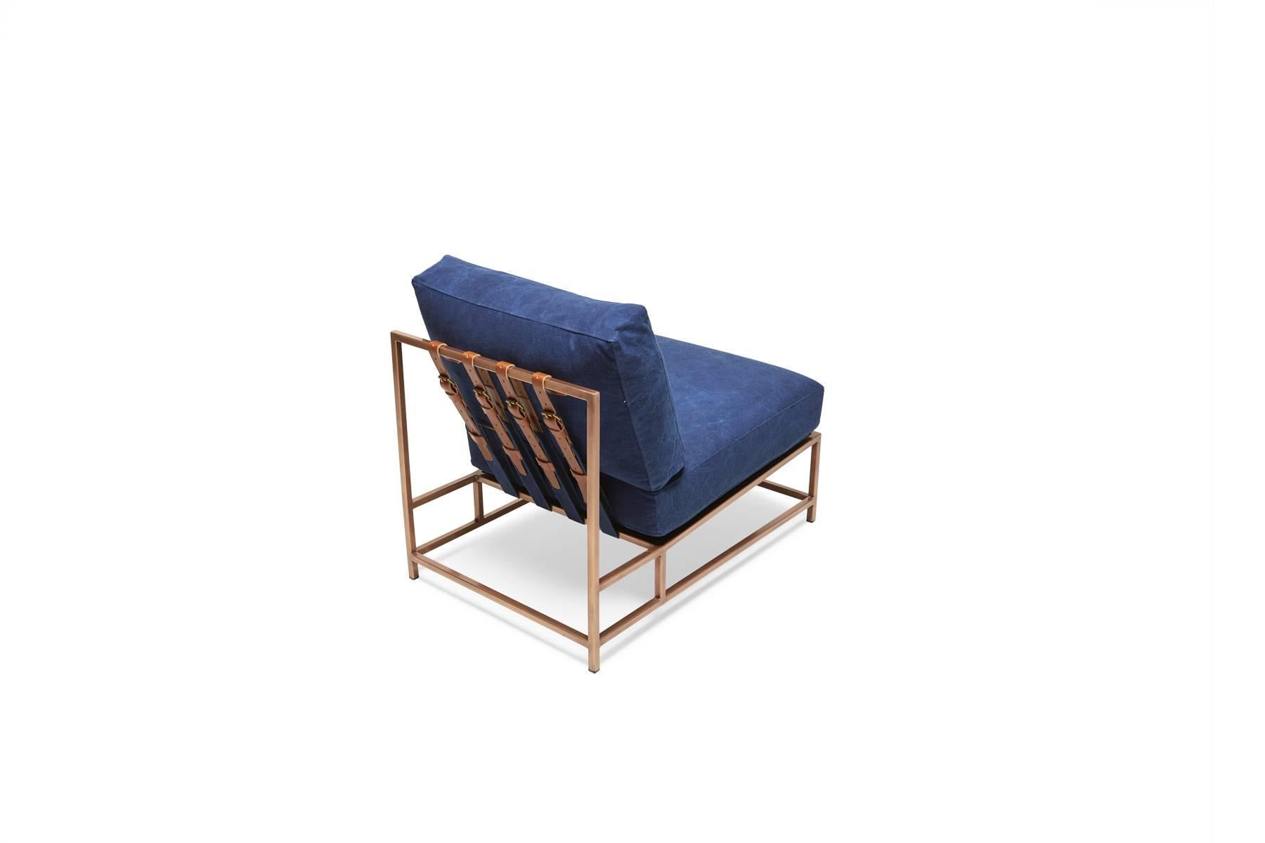 XXIe siècle et contemporain IHand-Dyed Indigo Canvas and Antique Copper Chair (Toile indigo teintée à la main et chaise en cuivre antique) en vente