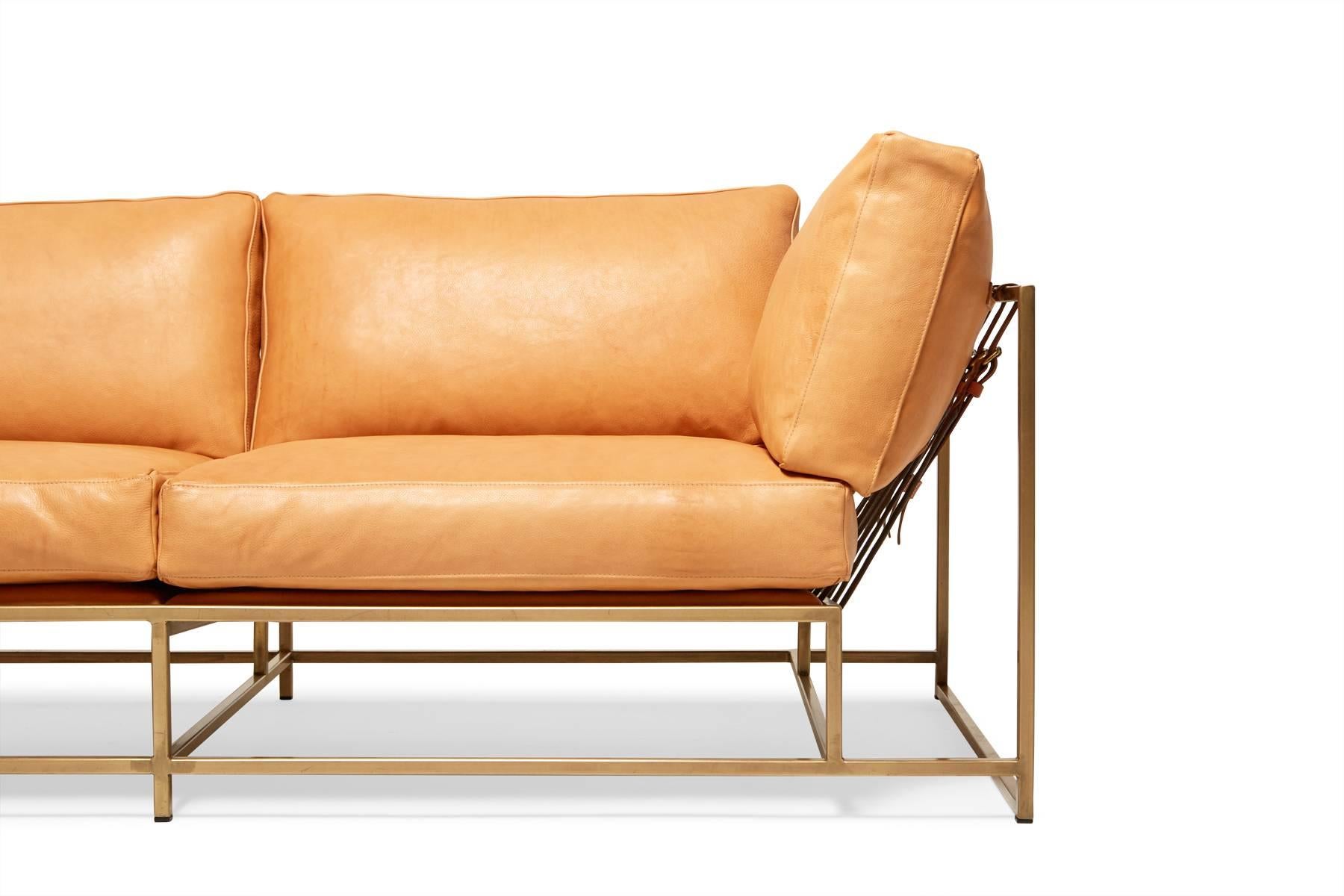 Zweisitzer-Sofa aus natürlichem Leder und antikem Messing (Metallarbeit) im Angebot