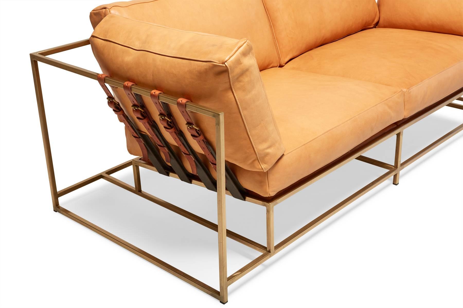 Zweisitzer-Sofa aus natürlichem Leder und antikem Messing im Zustand „Neu“ im Angebot in Los Angeles, CA