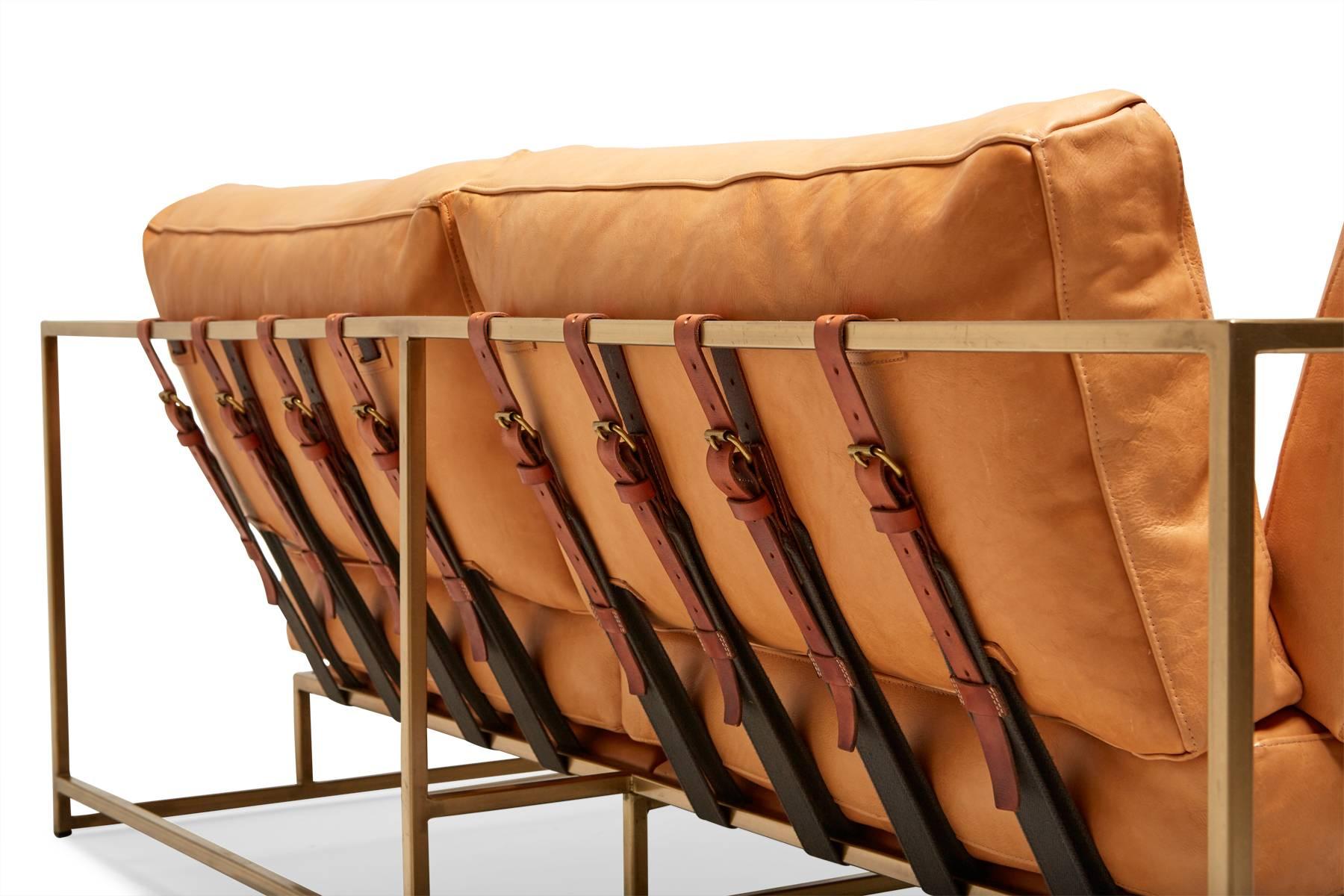 Zweisitzer-Sofa aus natürlichem Leder und antikem Messing im Angebot 1