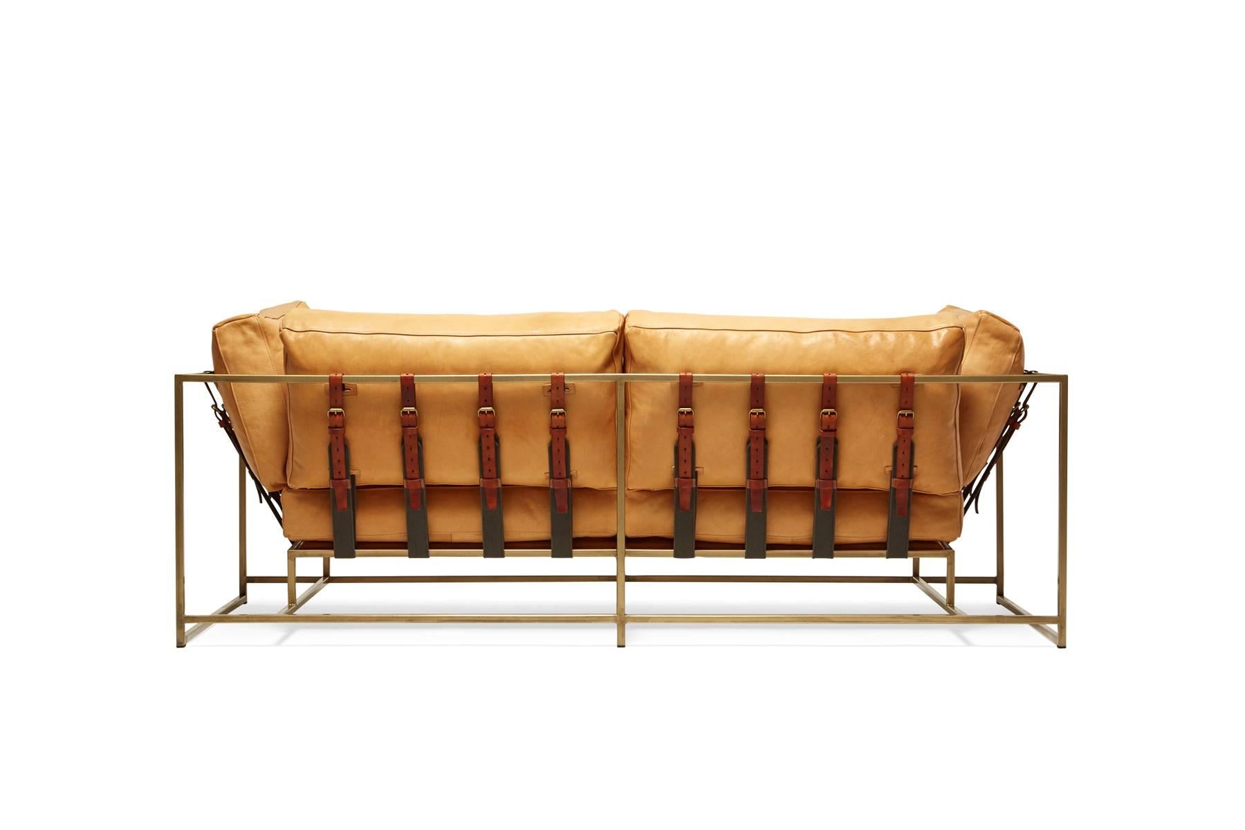 Zweisitzer-Sofa aus natürlichem Leder und antikem Messing (Moderne) im Angebot