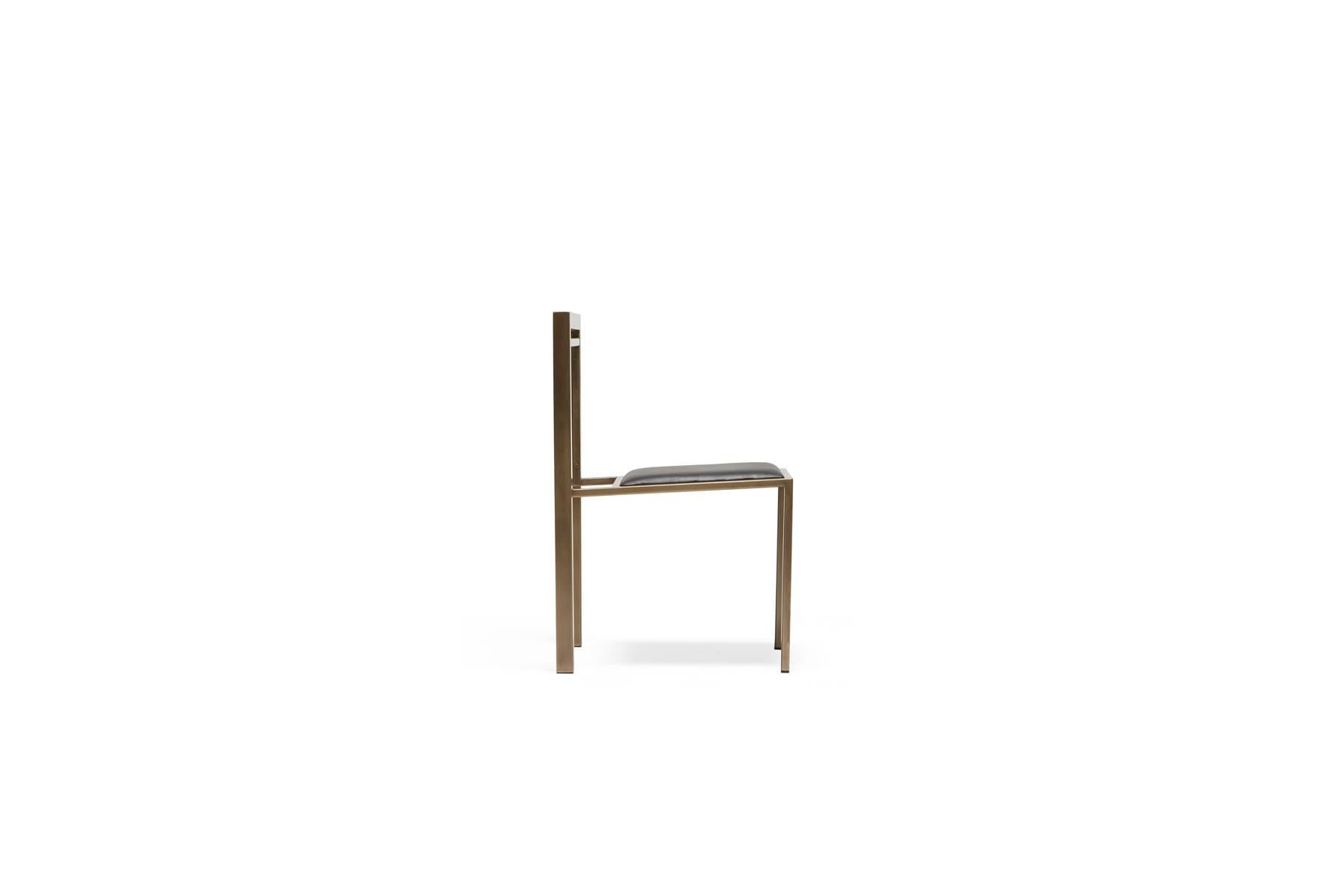 Silla de Comedor de Cuero Negro y Latón Antiguo Estadounidense en venta