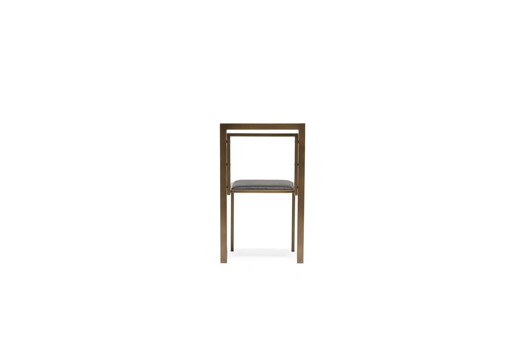 Silla de Comedor de Cuero Negro y Latón Antiguo Chapado en venta