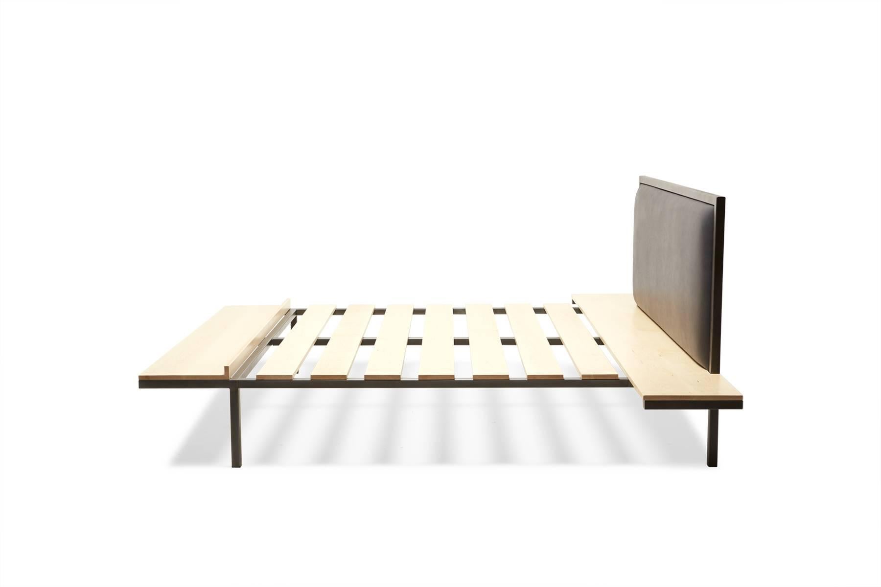 Moderne Cadre de lit personnalisable avec tables d'appoint et banc en vente