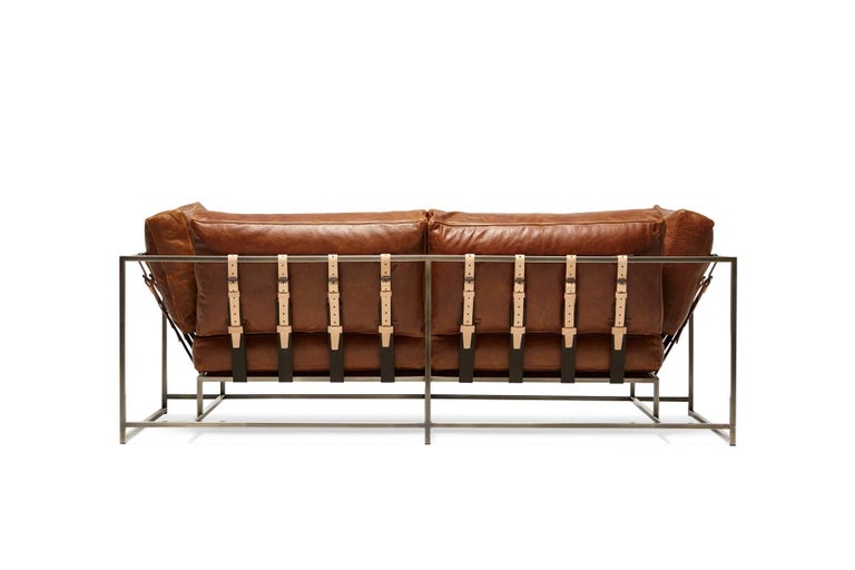 Canapé Potomac à deux places en cuir brun clair et nickel antique avec  ceinture antique au fusain - En vente sur 1stDibs