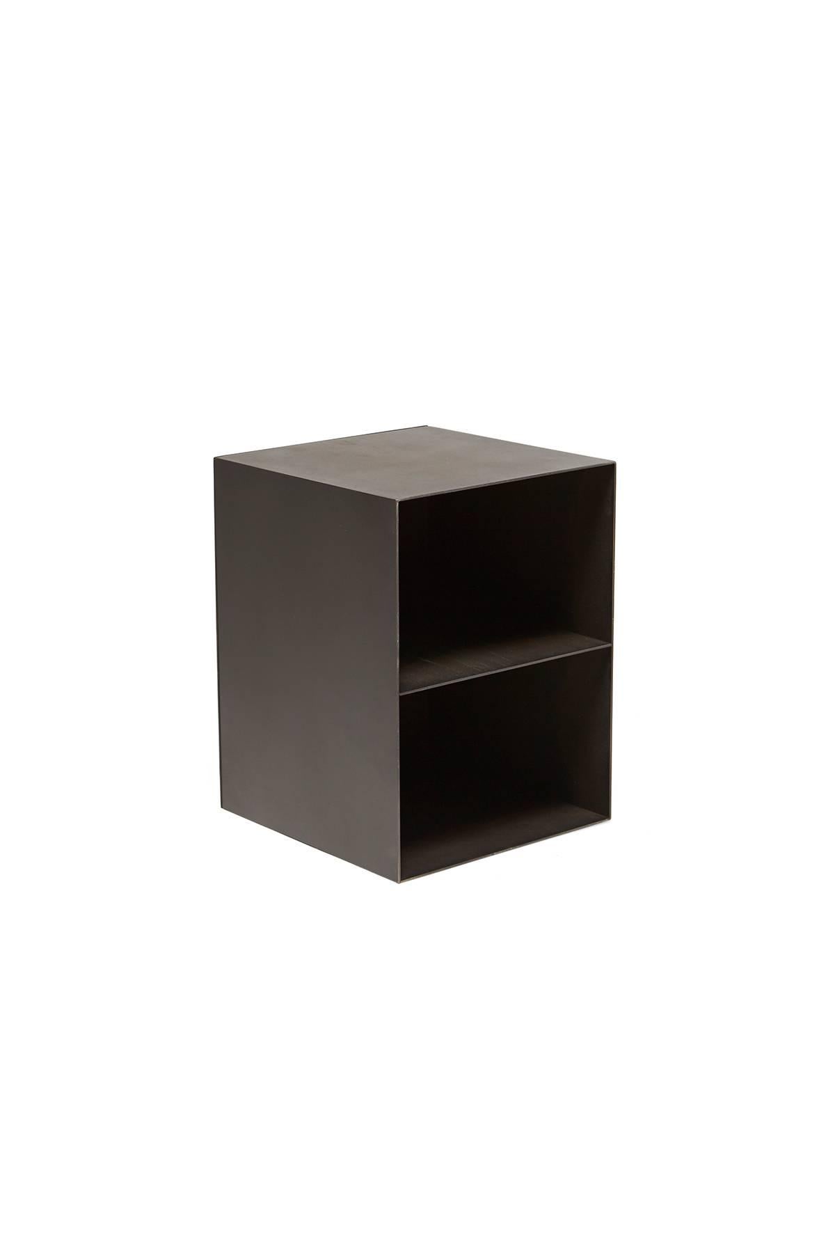 Moderne Table d'appoint en laiton terni et acier noirci en vente