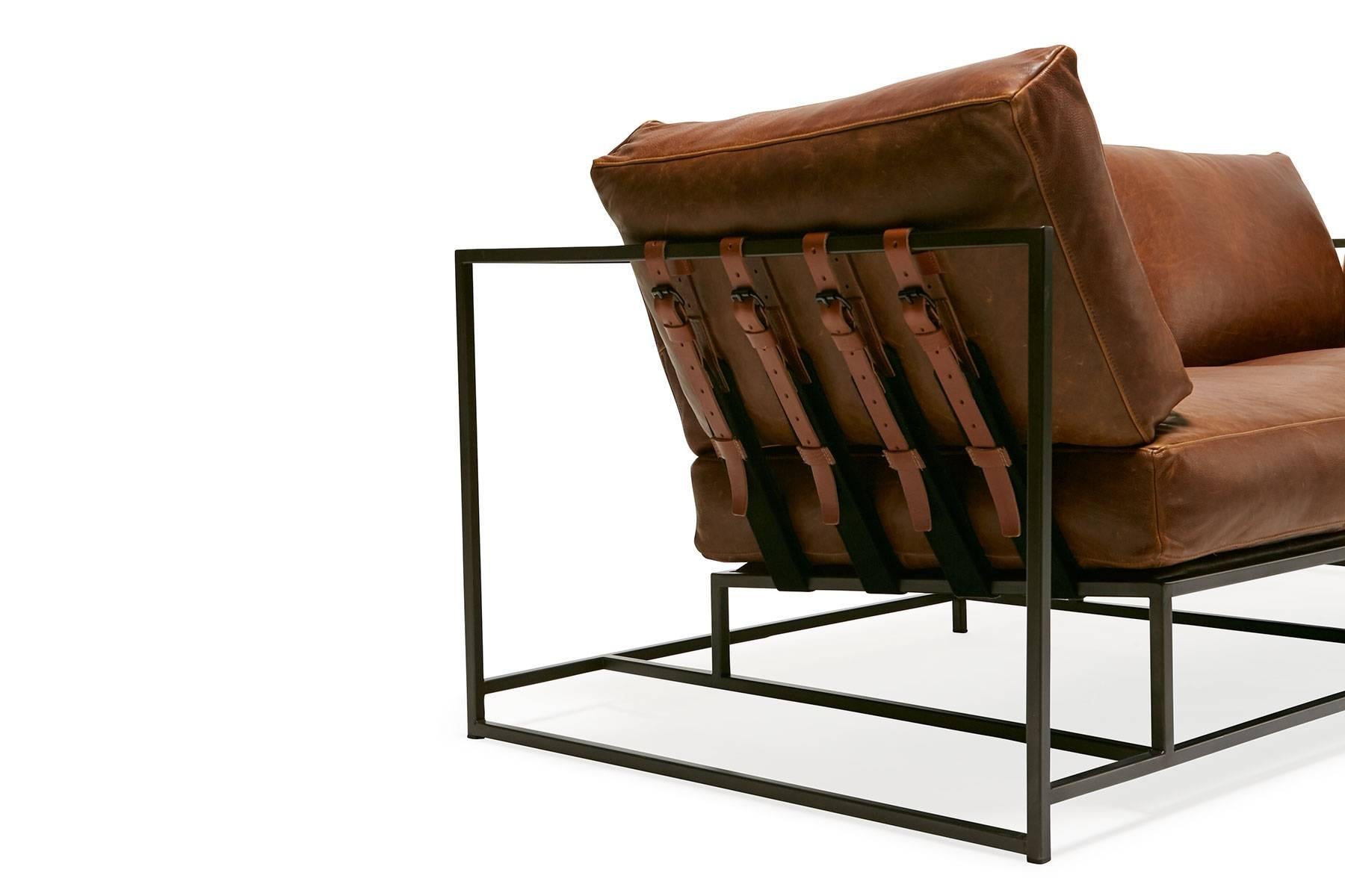 Le canapé deux places Inheritance de Stephen Kenn est aussi confortable qu'il est unique. Le design se caractérise par une construction apparente composée de trois éléments - un cadre en acier, un rembourrage en peluche et des ceintures de soutien.