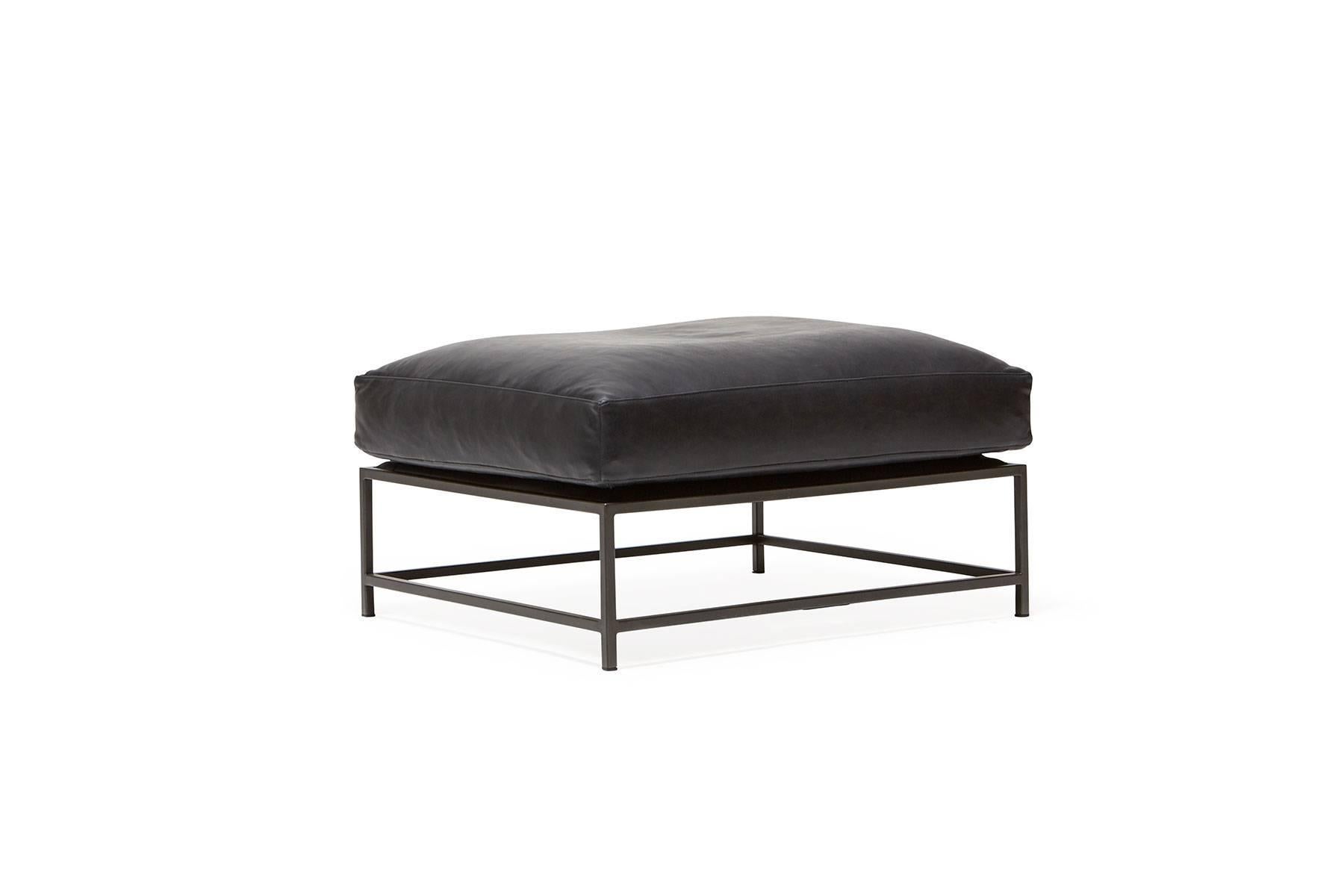 Conçu pour être associé à toutes les modèles de sièges Inheritance, ce repose-pieds est un excellent complément pour ajouter un élément de détente à la disposition de vos sièges. 

Cette variante est tapissée d'un cuir bleu fumée profond. Les