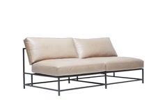 Loveseat aus cremefarbenem Leder und geschwärztem Stahl