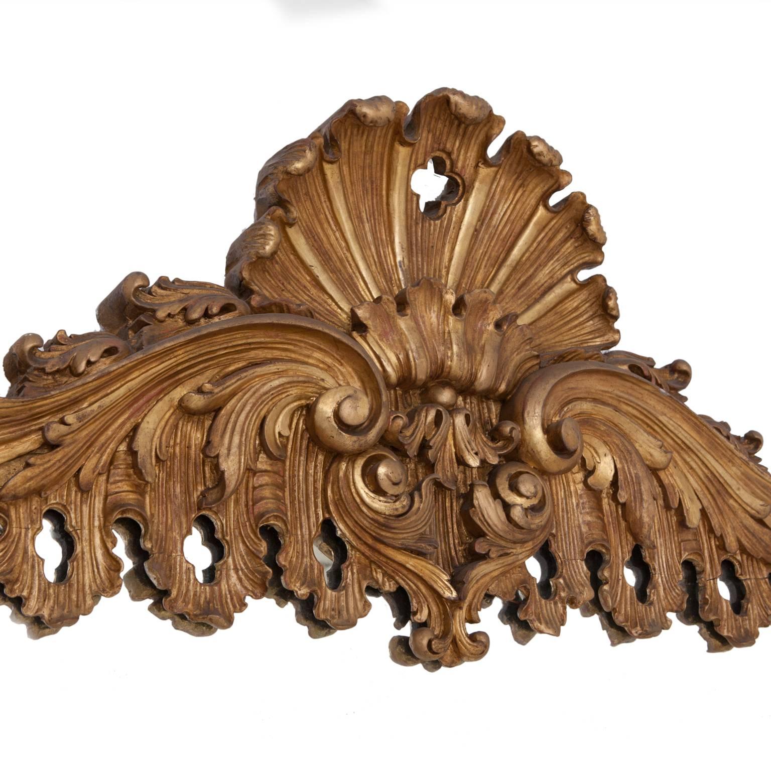 Baroque Miroir en bois sculpté et doré du XIXe siècle en vente