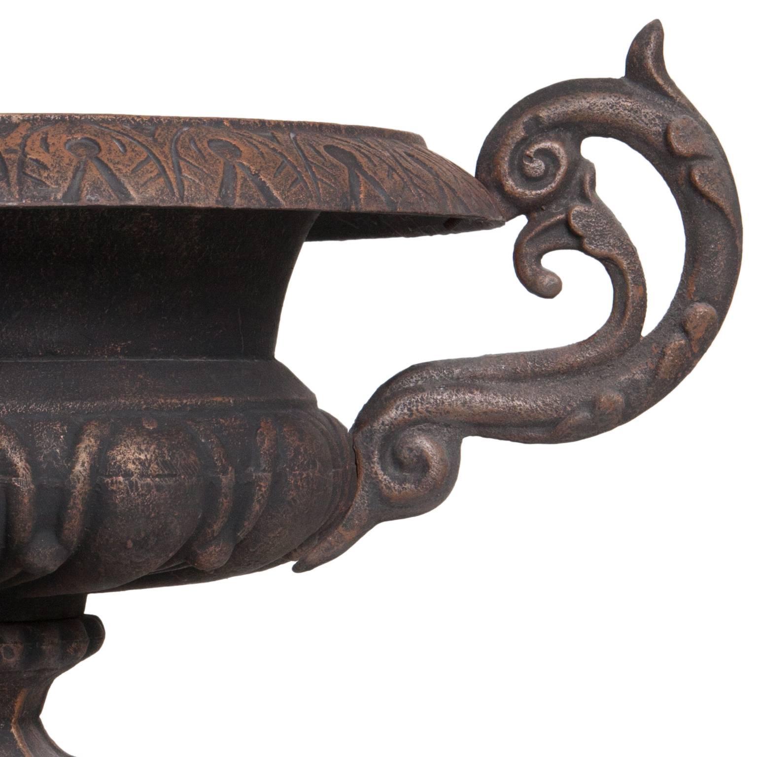 Ein Paar gusseiserne Urnen im viktorianischen Stil mit ungewöhnlicher brauner Patina und passenden Sockeln.