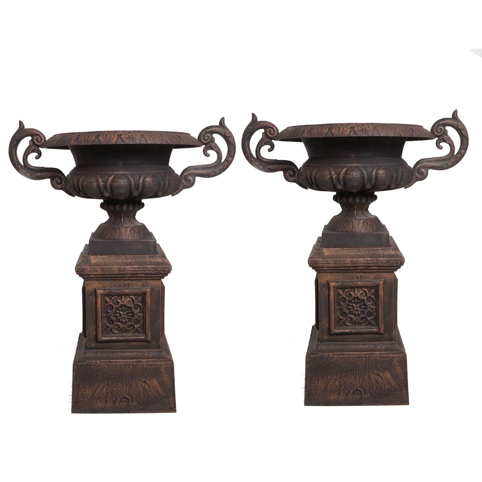 English Pair of 20th Century Cast-Iron Vintage Victorian Style Urns For Sale