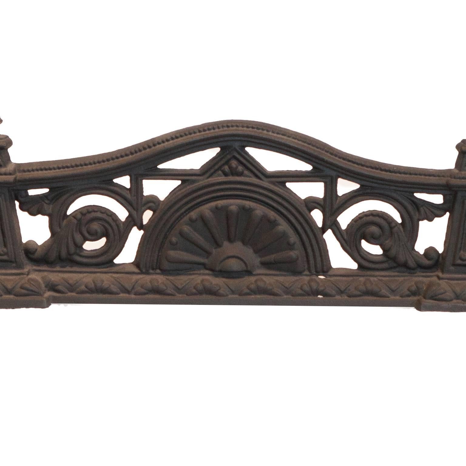 A small 19th century original Victorian cast iron black fender.

Outside dimensions: 
41
