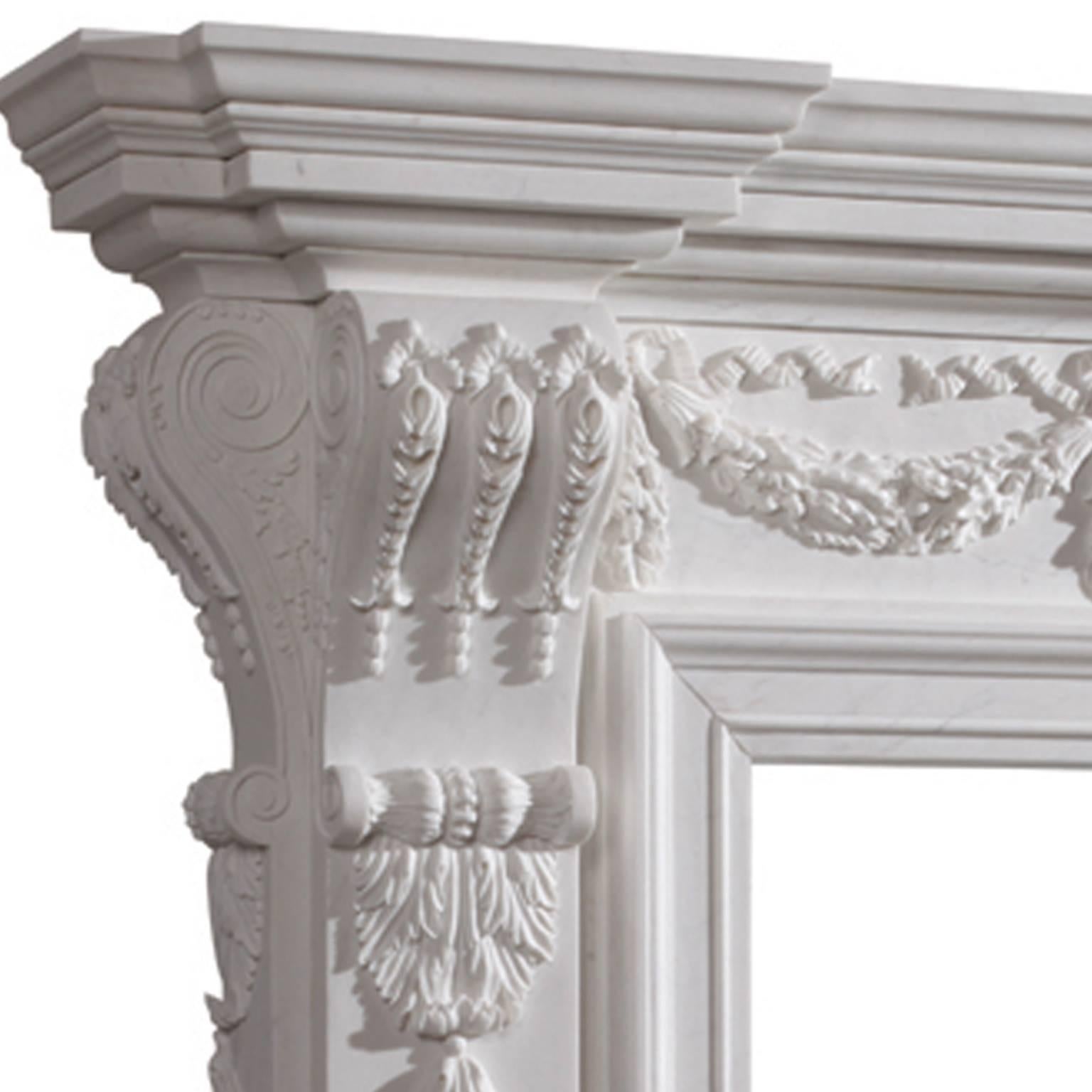 Cheminée anglaise du 18ème siècle en marbre sculpté et sculpté à la main
Une très belle cheminée qui a été sculptée sous licence par English Heritage dans la maison de Marble Hill à Chiswick, Londres. 
Cette grande et imposante cheminée est basée