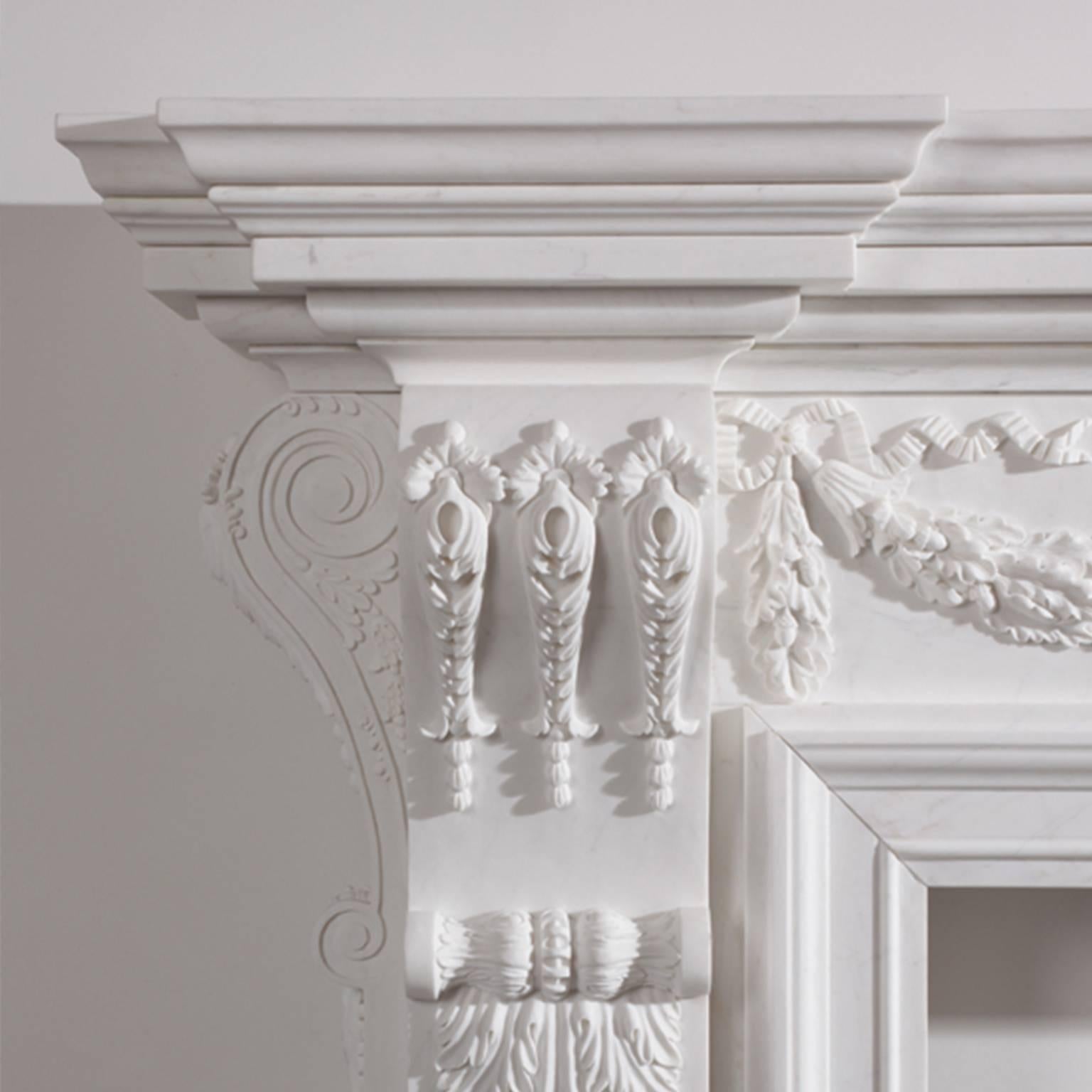 Repisa de chimenea inglesa de mármol blanco tallado a mano, estilo siglo XVIII Europeo en venta
