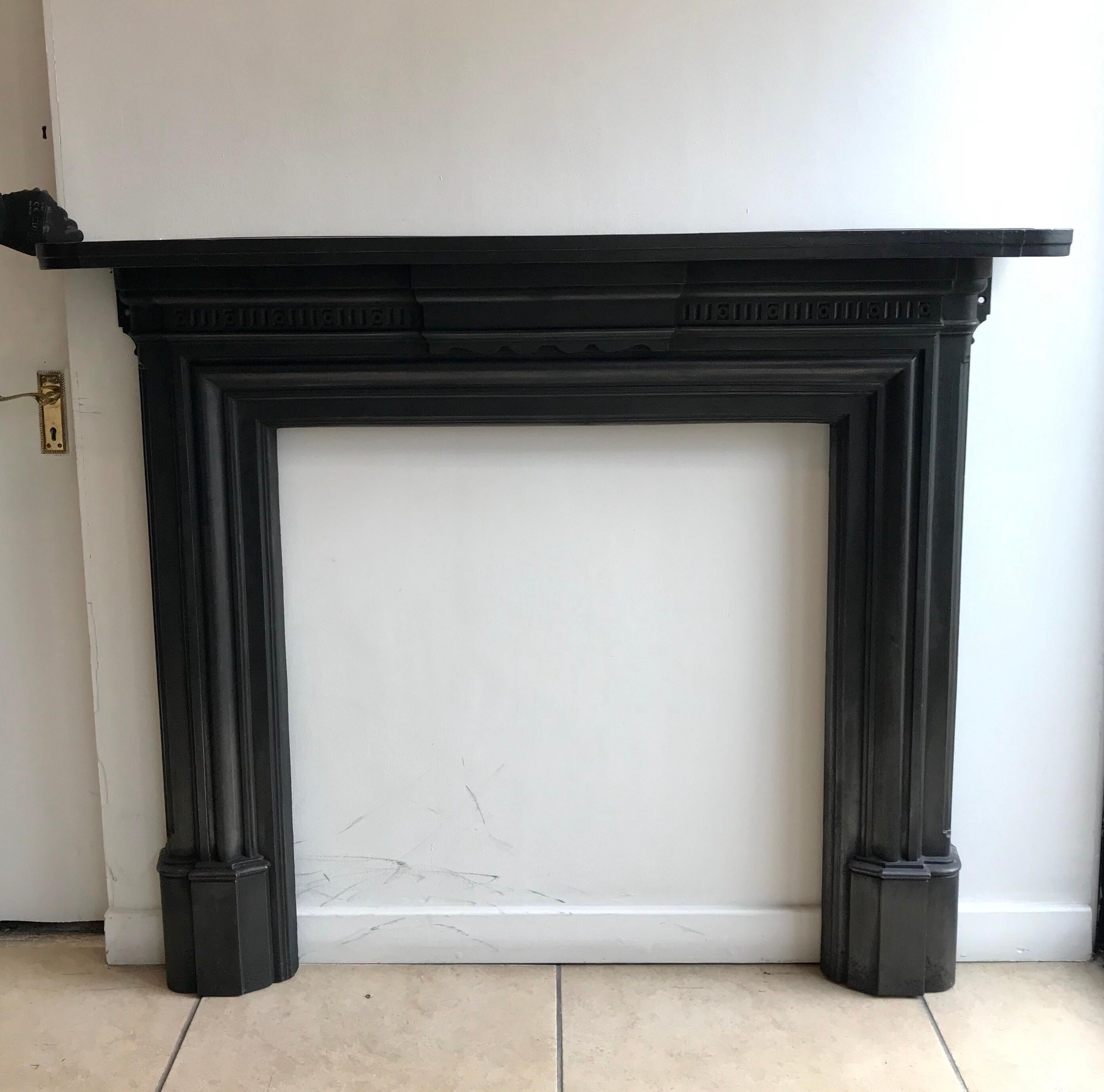 Original Victorian Cast Iron Fireplace Mantlepiece In Good Condition In London, GB