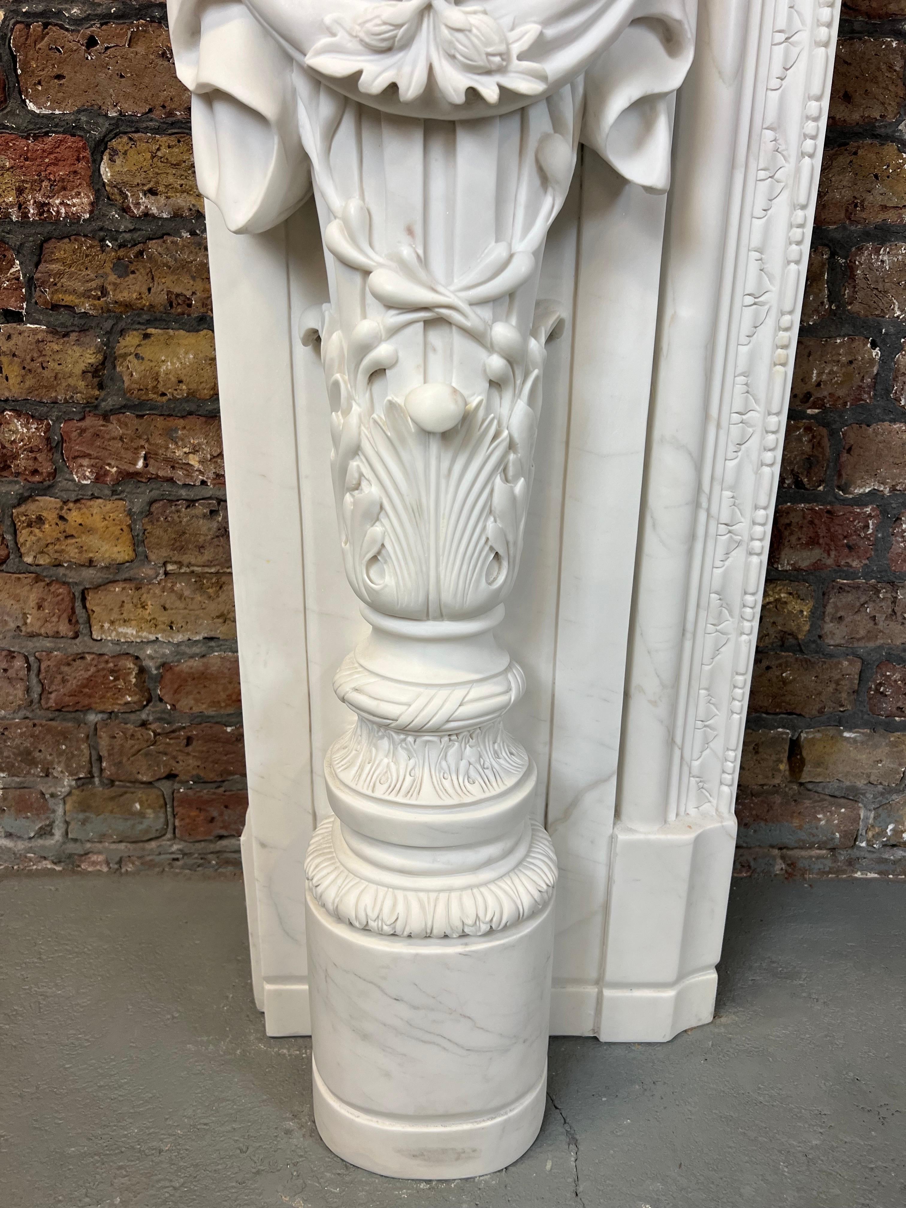 Sculpté à la main 20ème siècle, cheminée anglaise en marbre statuaire sculpté à la main. en vente