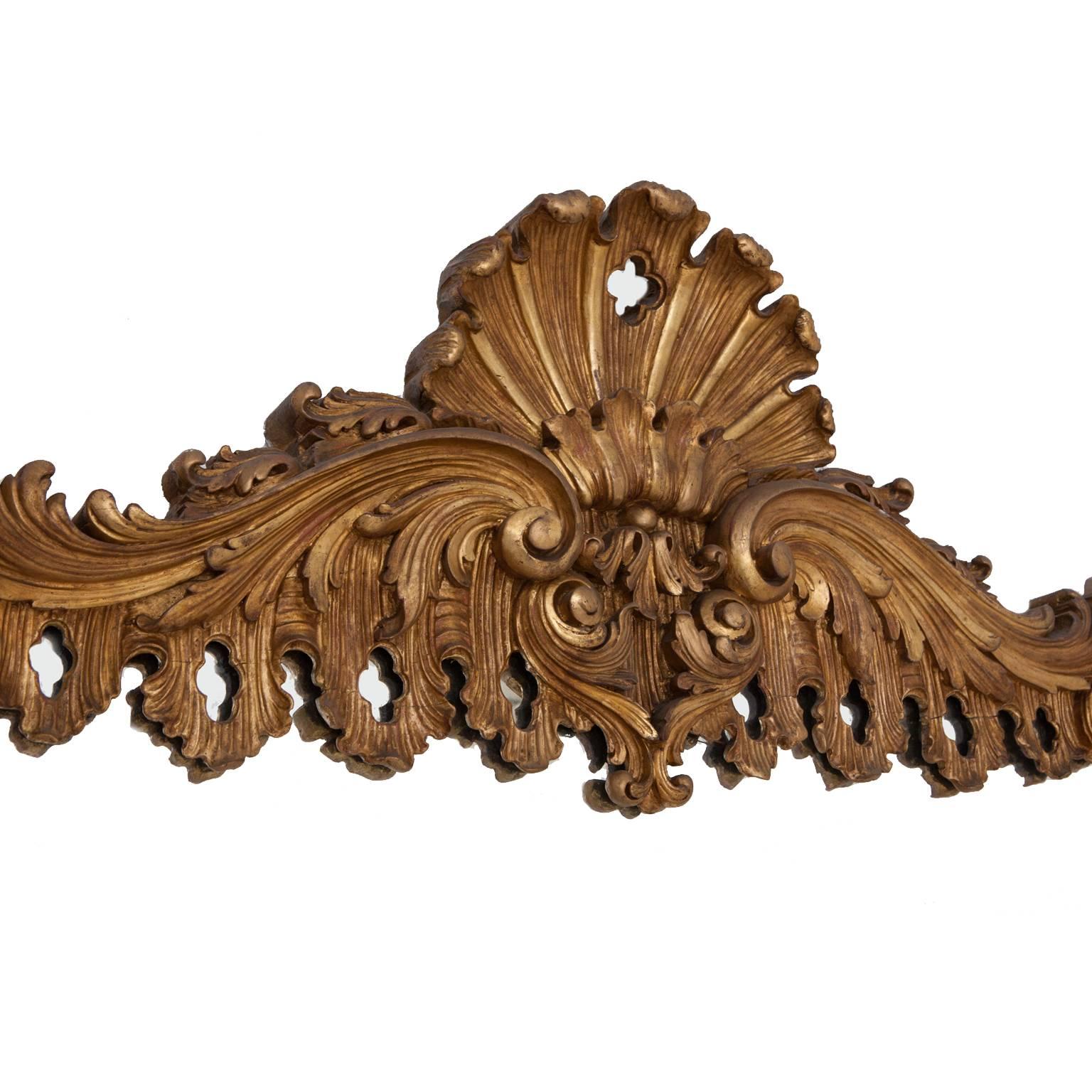 Vergoldeter geschnitzter Holzspiegel aus dem 19. Jahrhundert (Französisch) im Angebot